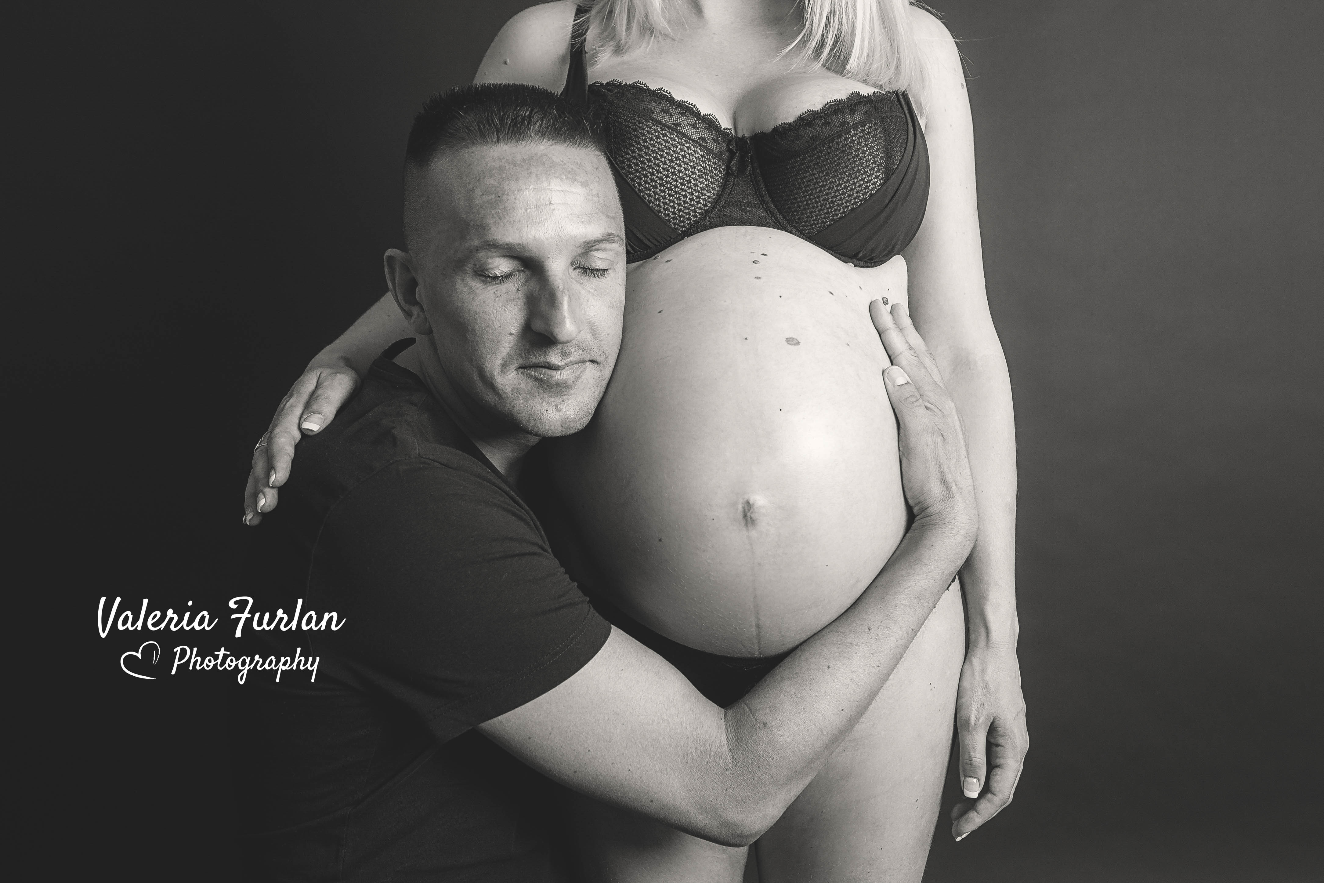 Séance photo de grossesse en couple en noir et blanc