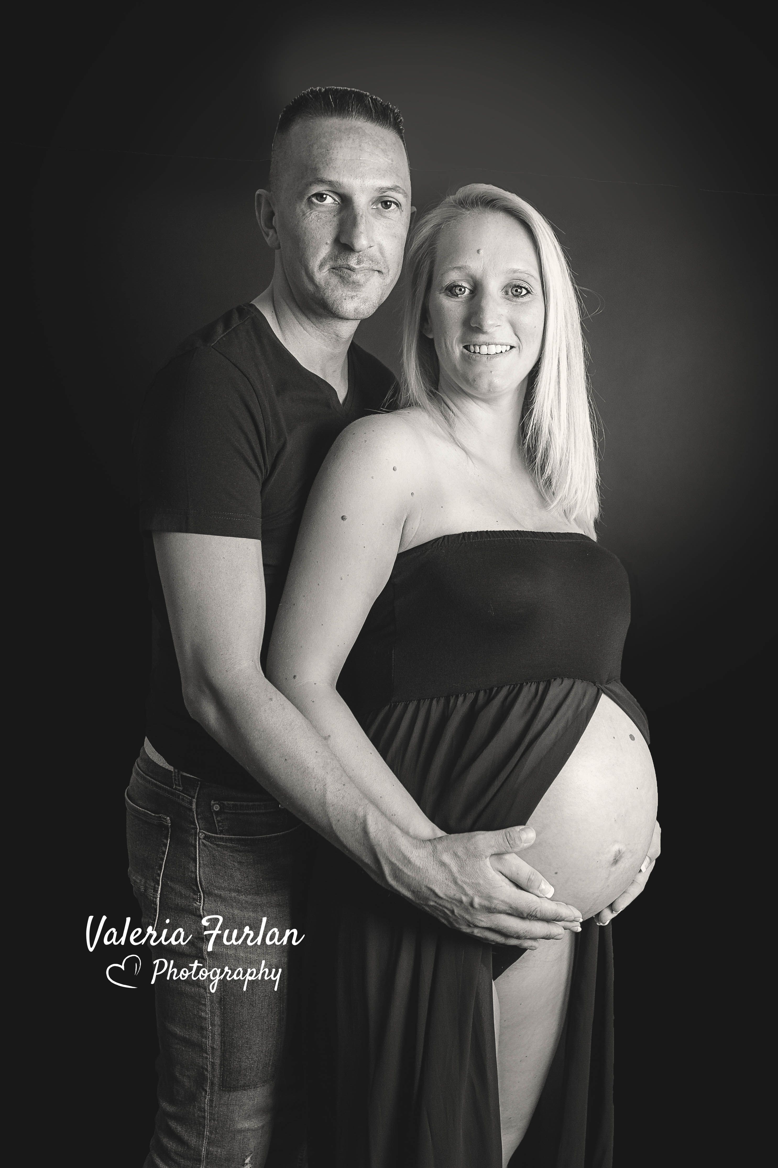 Séance photo de grossesse en couple en noir et blanc