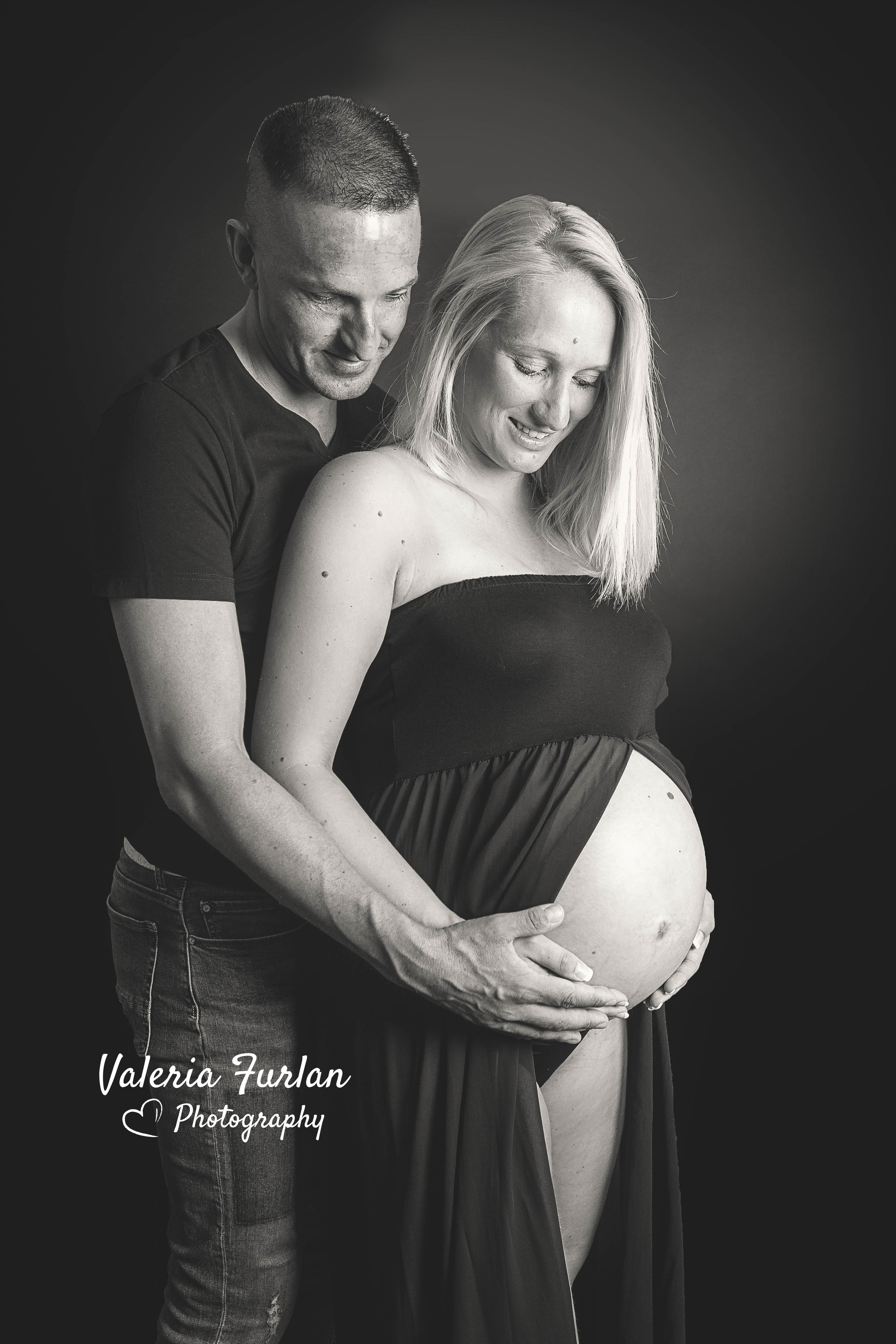 Séance photo de grossesse en couple en noir et blanc