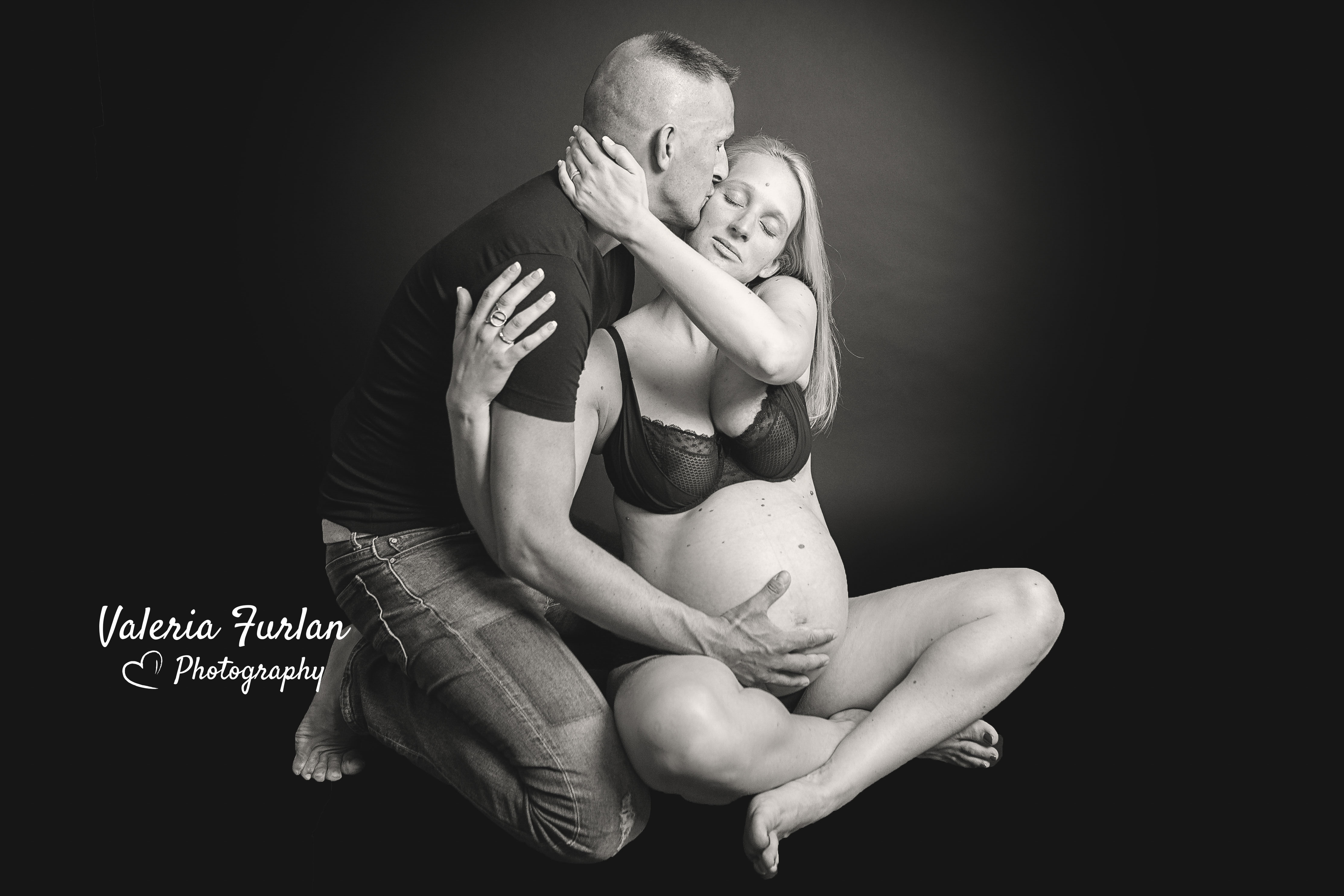 Séance photo de grossesse en couple en noir et blanc