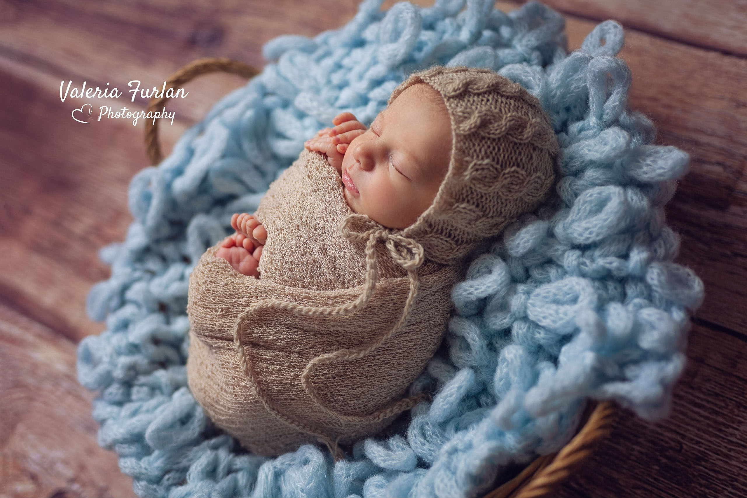 Séance photo de naissance nouveau-né en studio