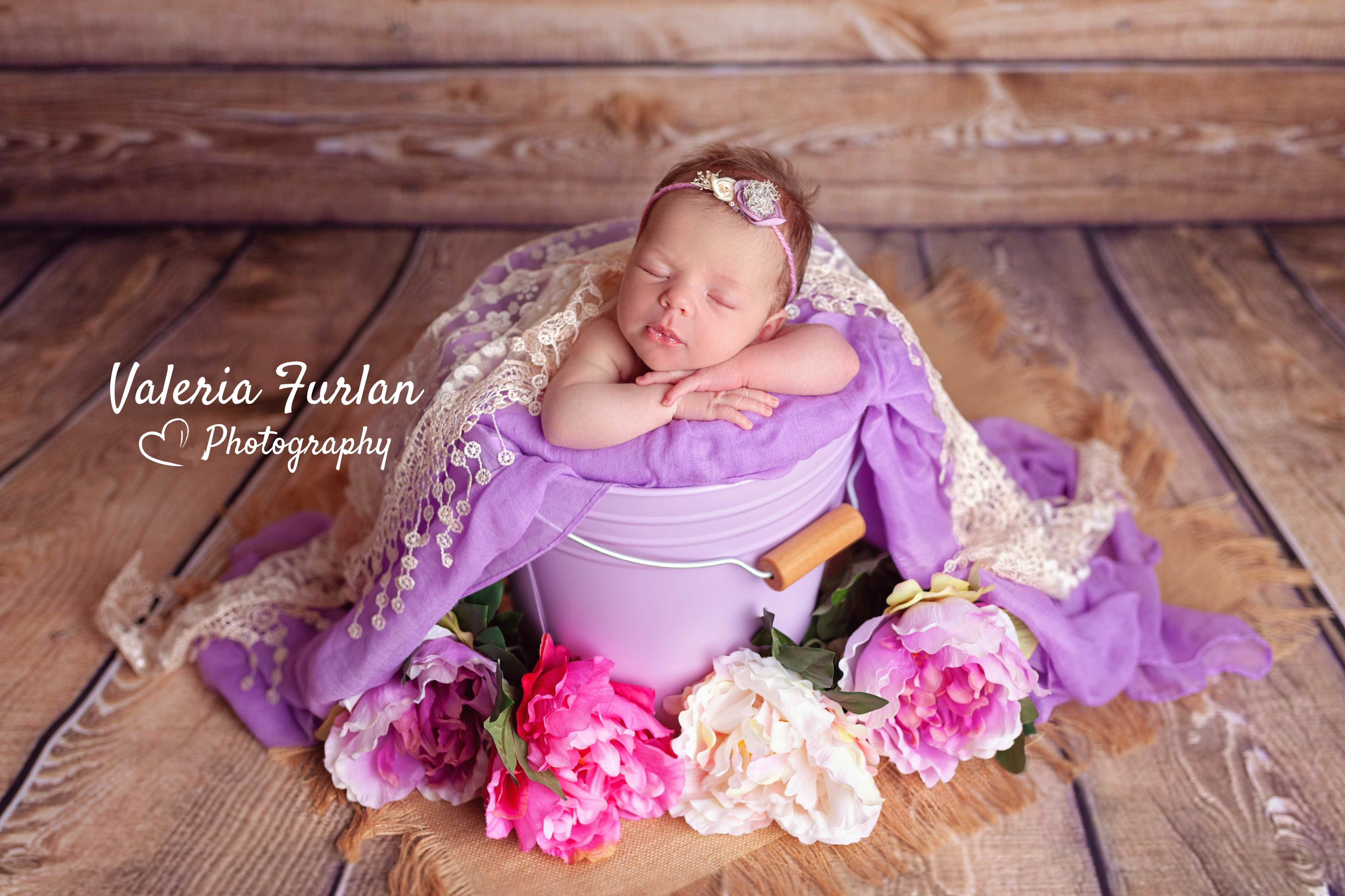Séance photo de naissance bébé dans panier
