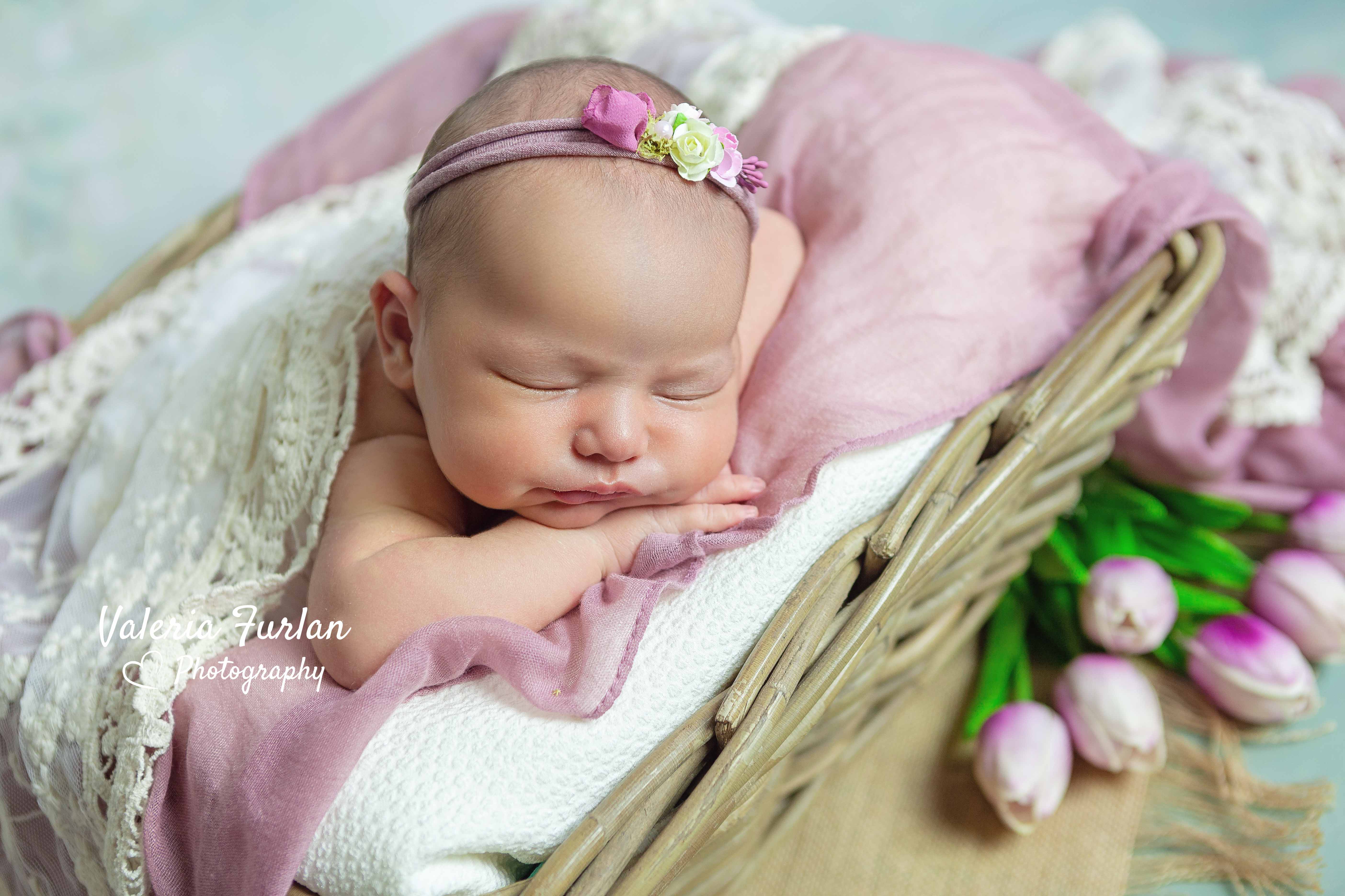 Séance photo de naissance nouveau-né en studio