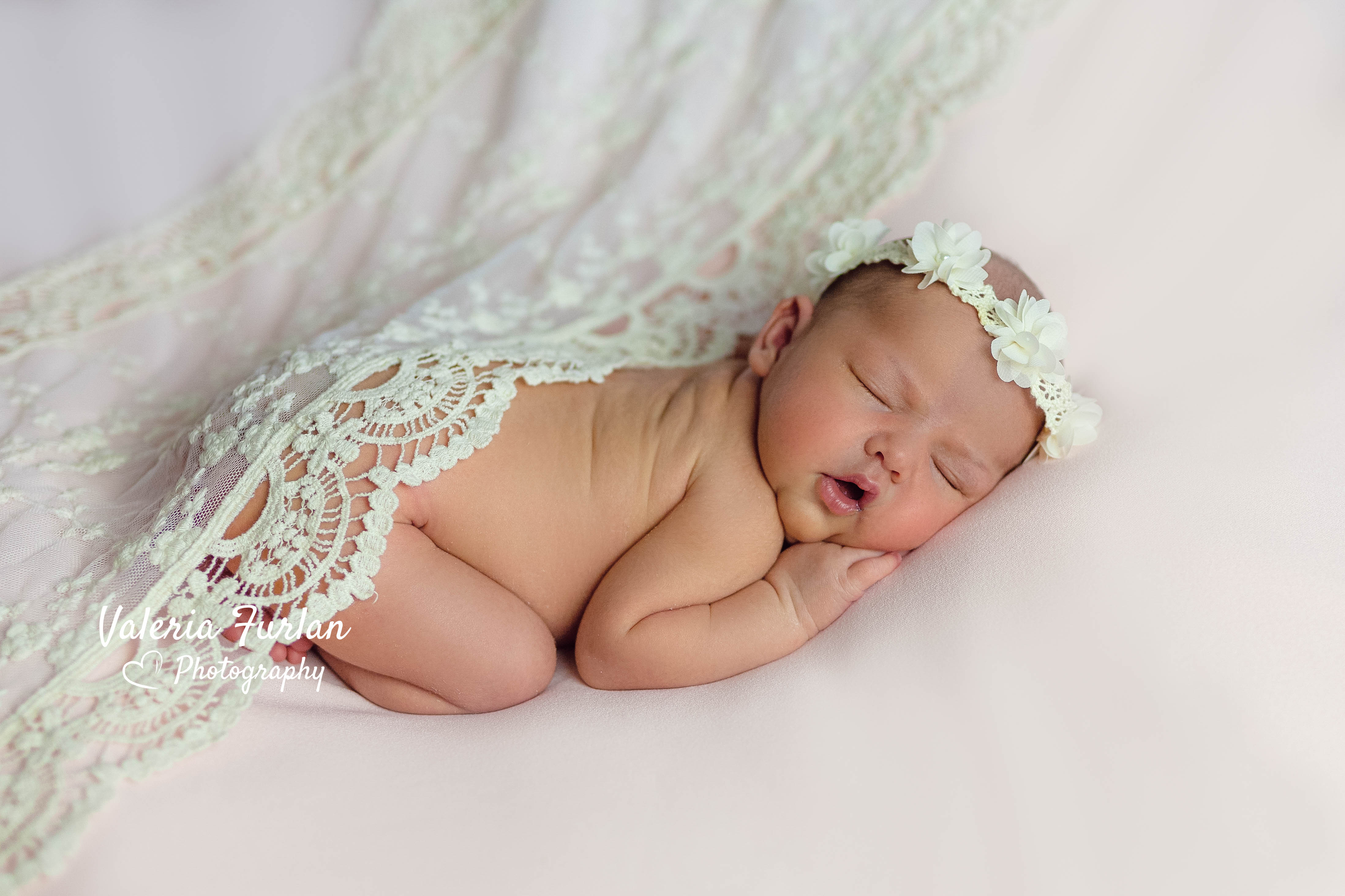 Séance photo de naissance nouveau-né en studio