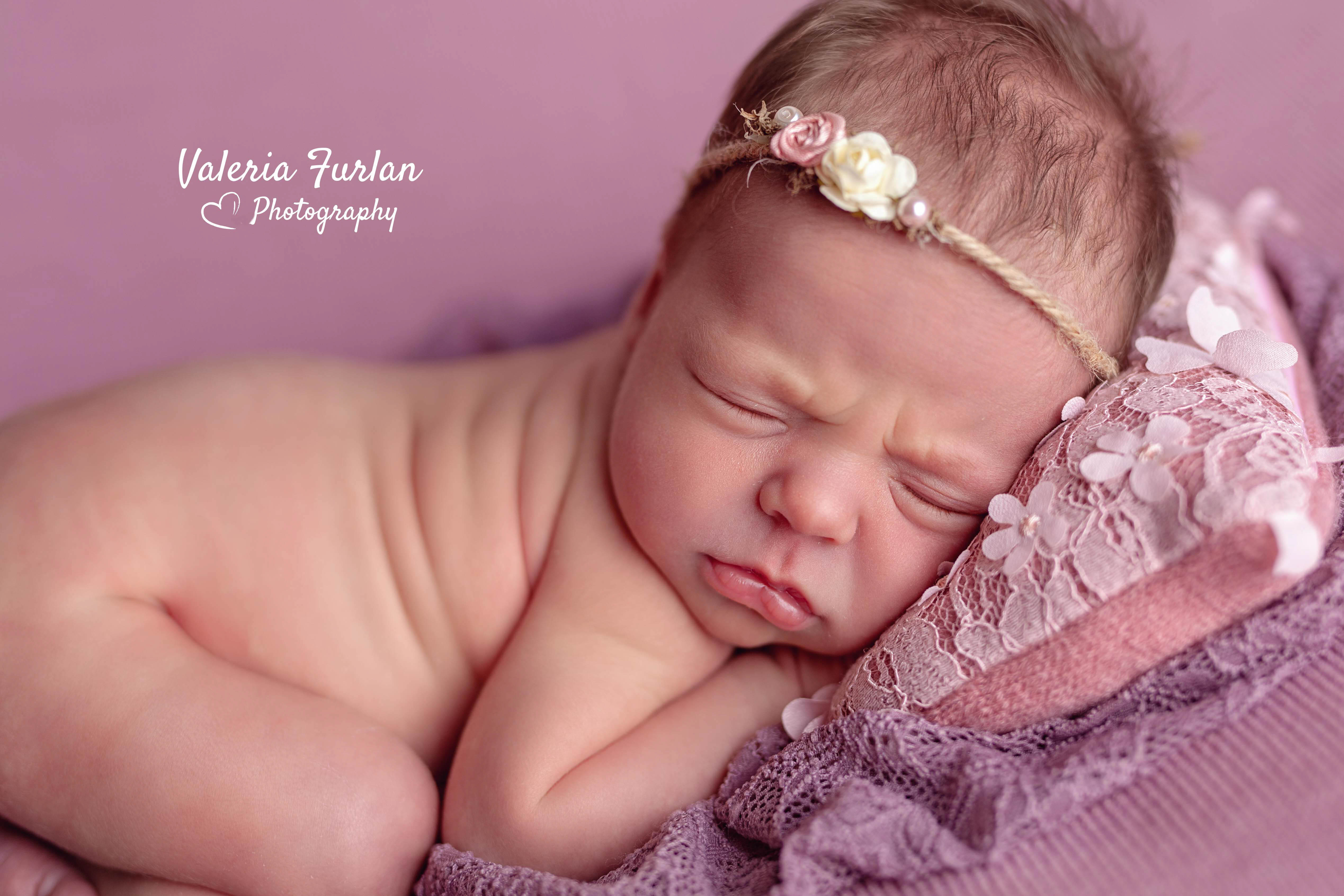 Séance photo de naissance bébé en studio