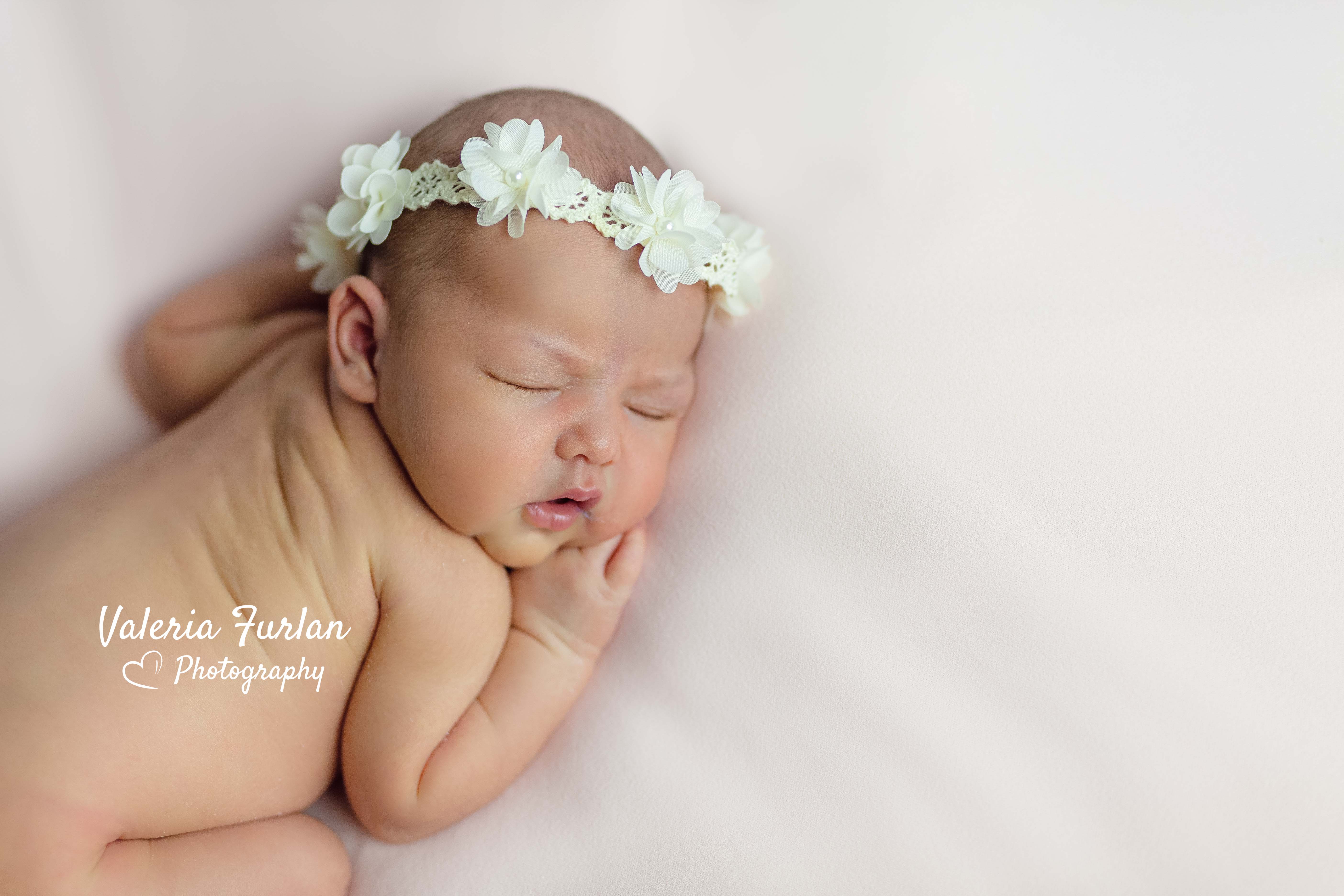 Séance photo de naissance nouveau-né en studio