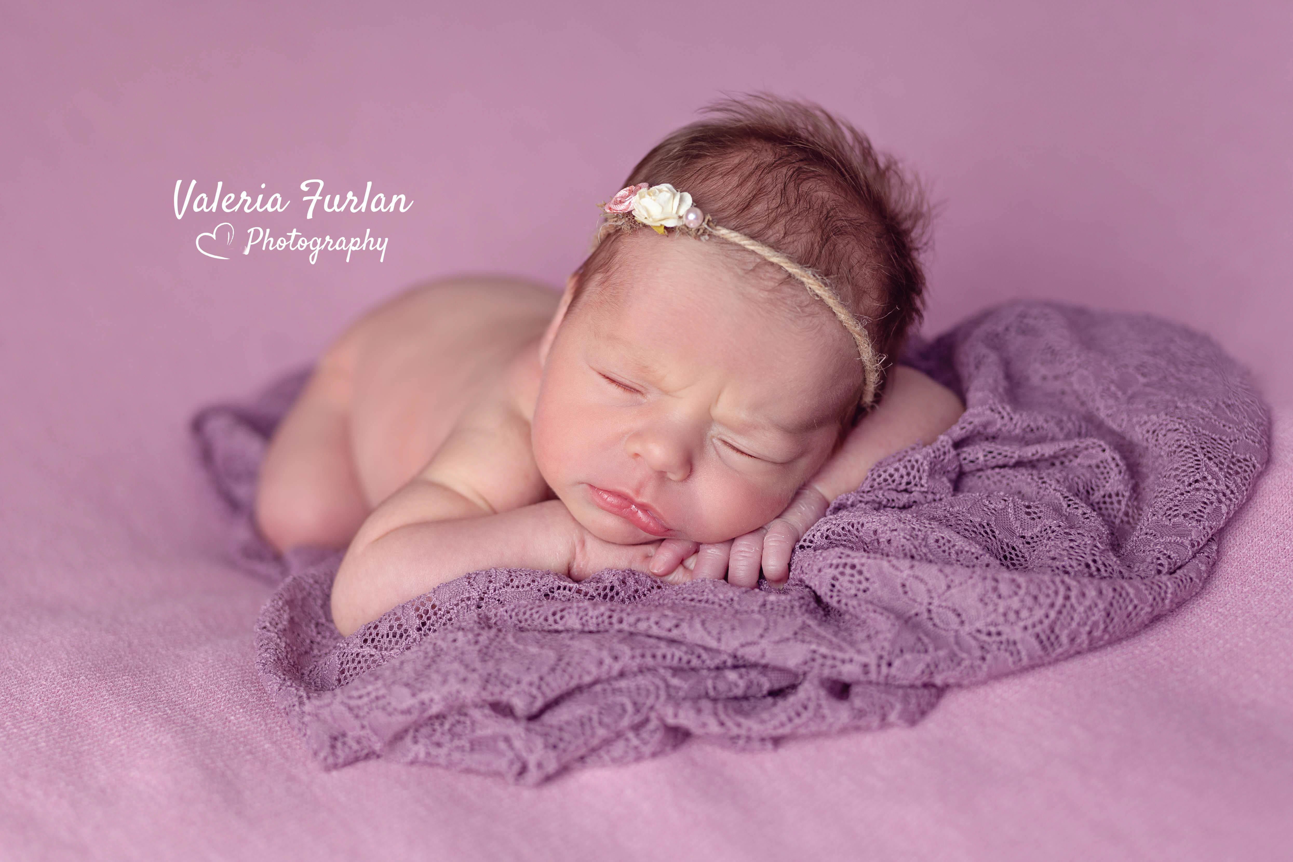 Séance photo de naissance bébé en studio
