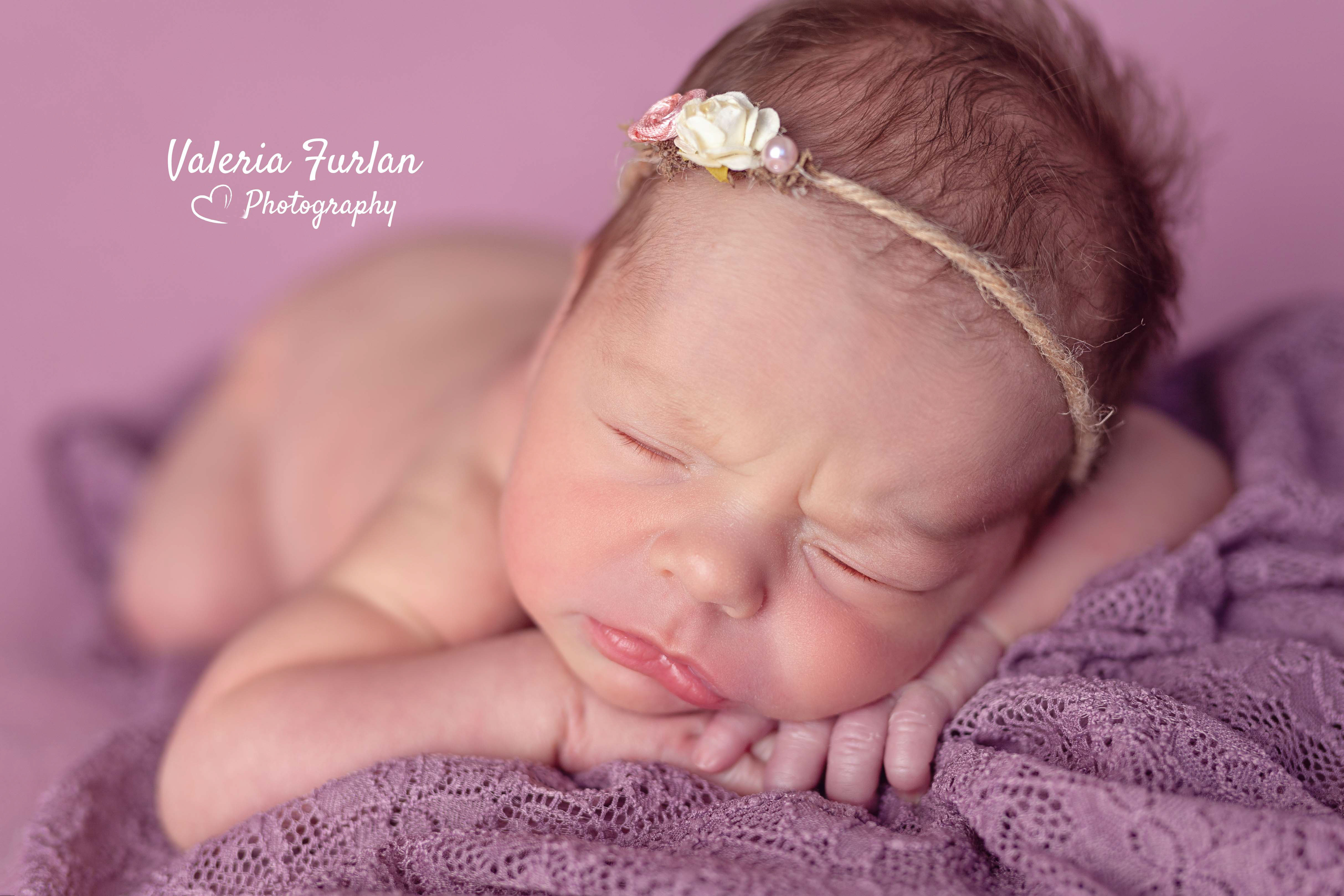 Séance photo de naissance bébé en studio