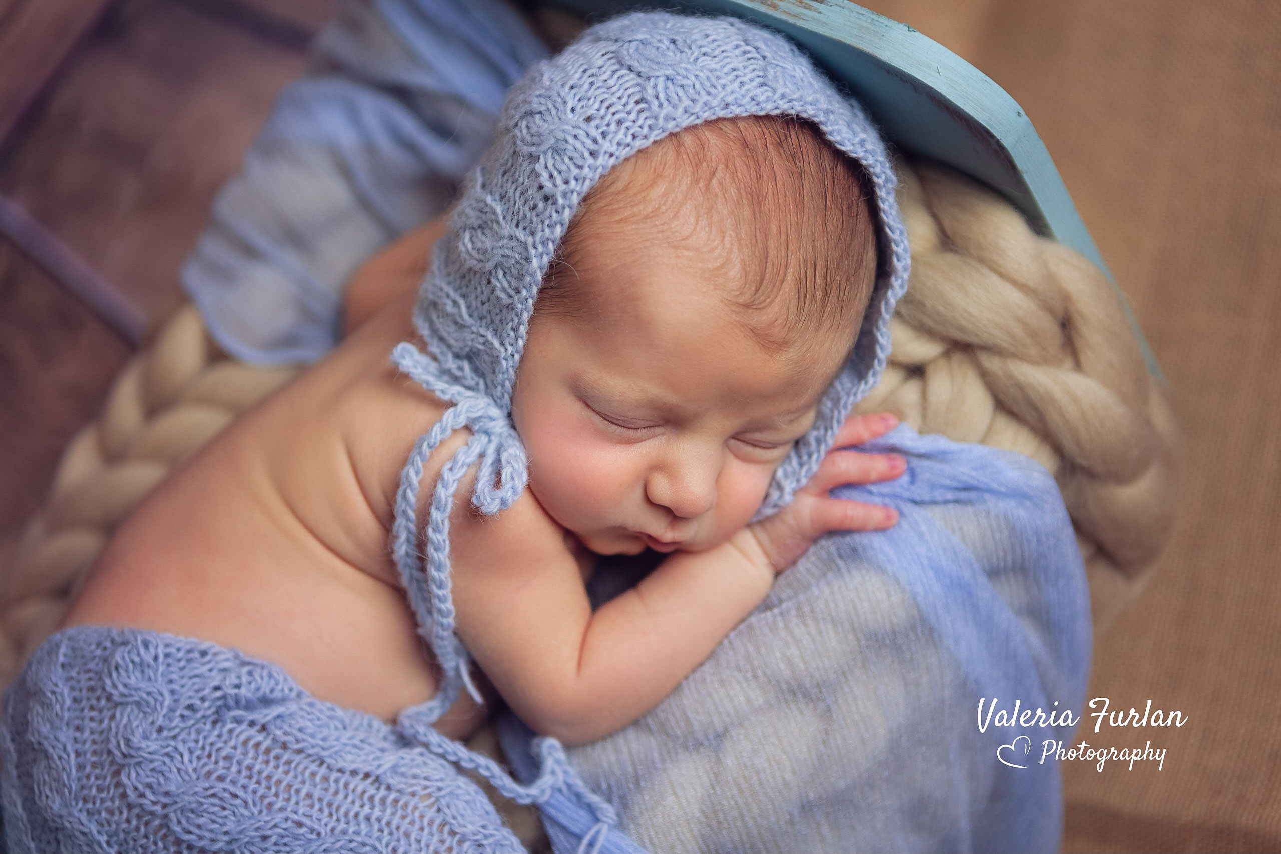 Séance photo de naissance nouveau-né en studio