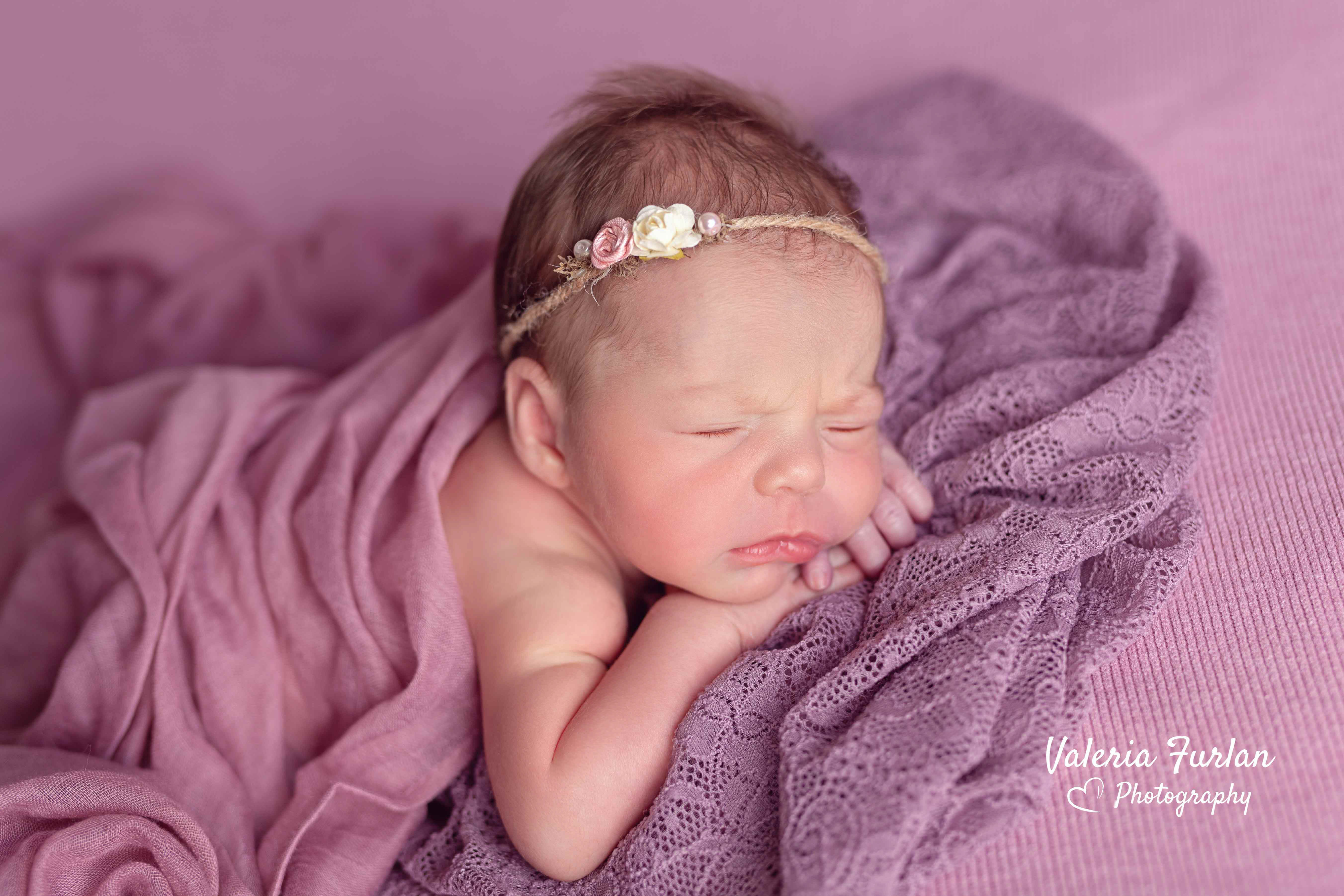Séance photo de naissance bébé en studio
