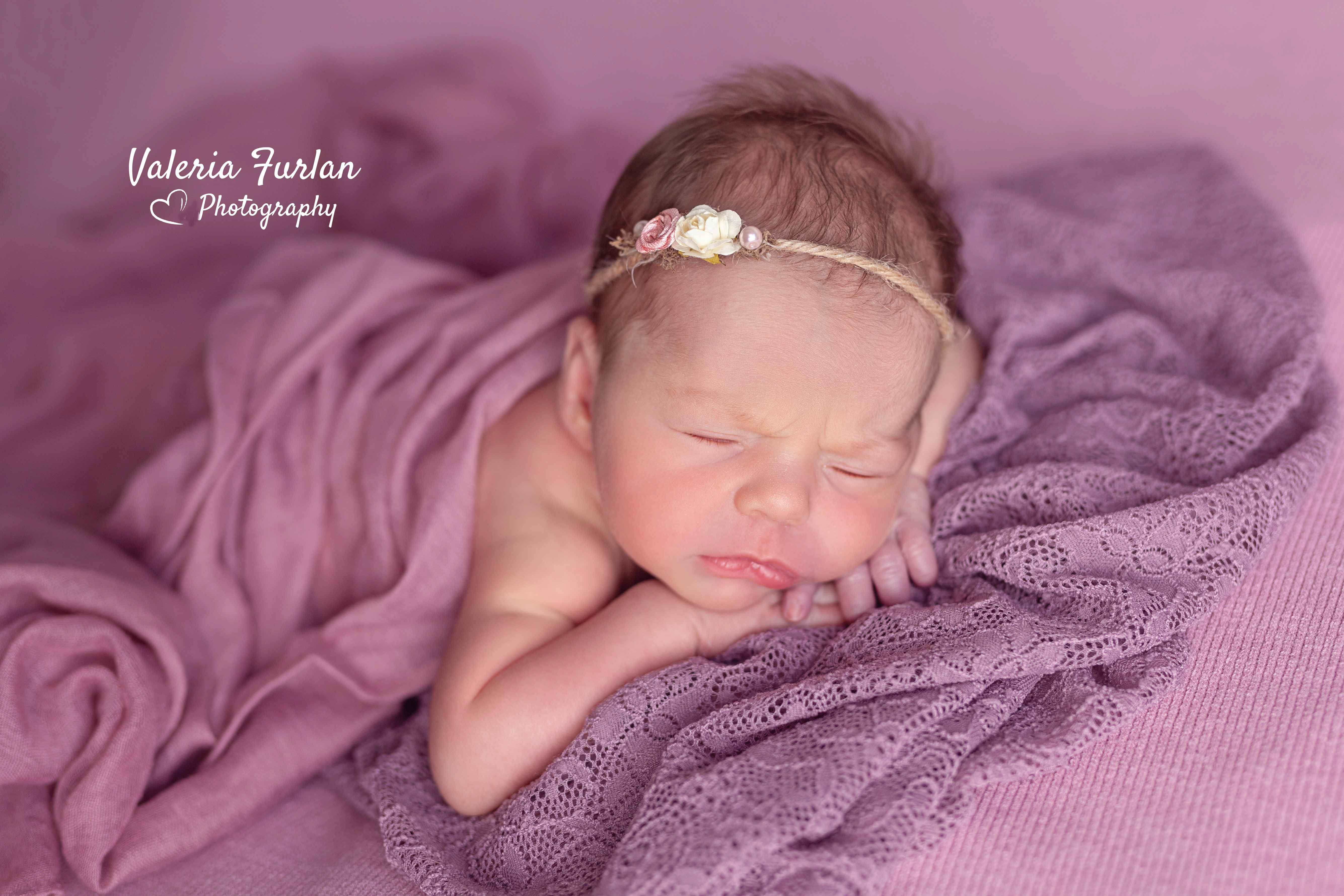 Séance photo de naissance bébé en studio