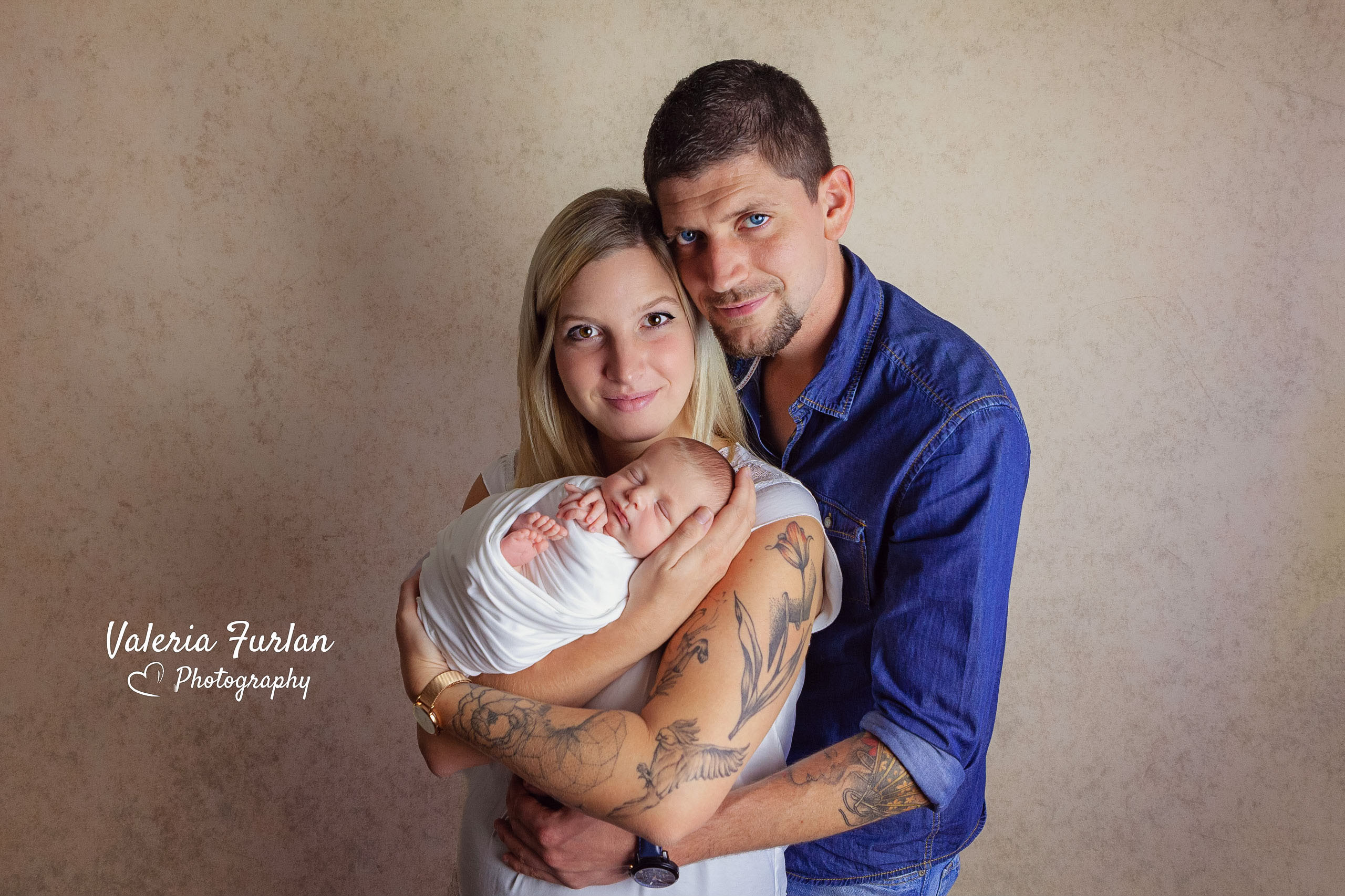 Séance photo de naissance nouveau-né en famille