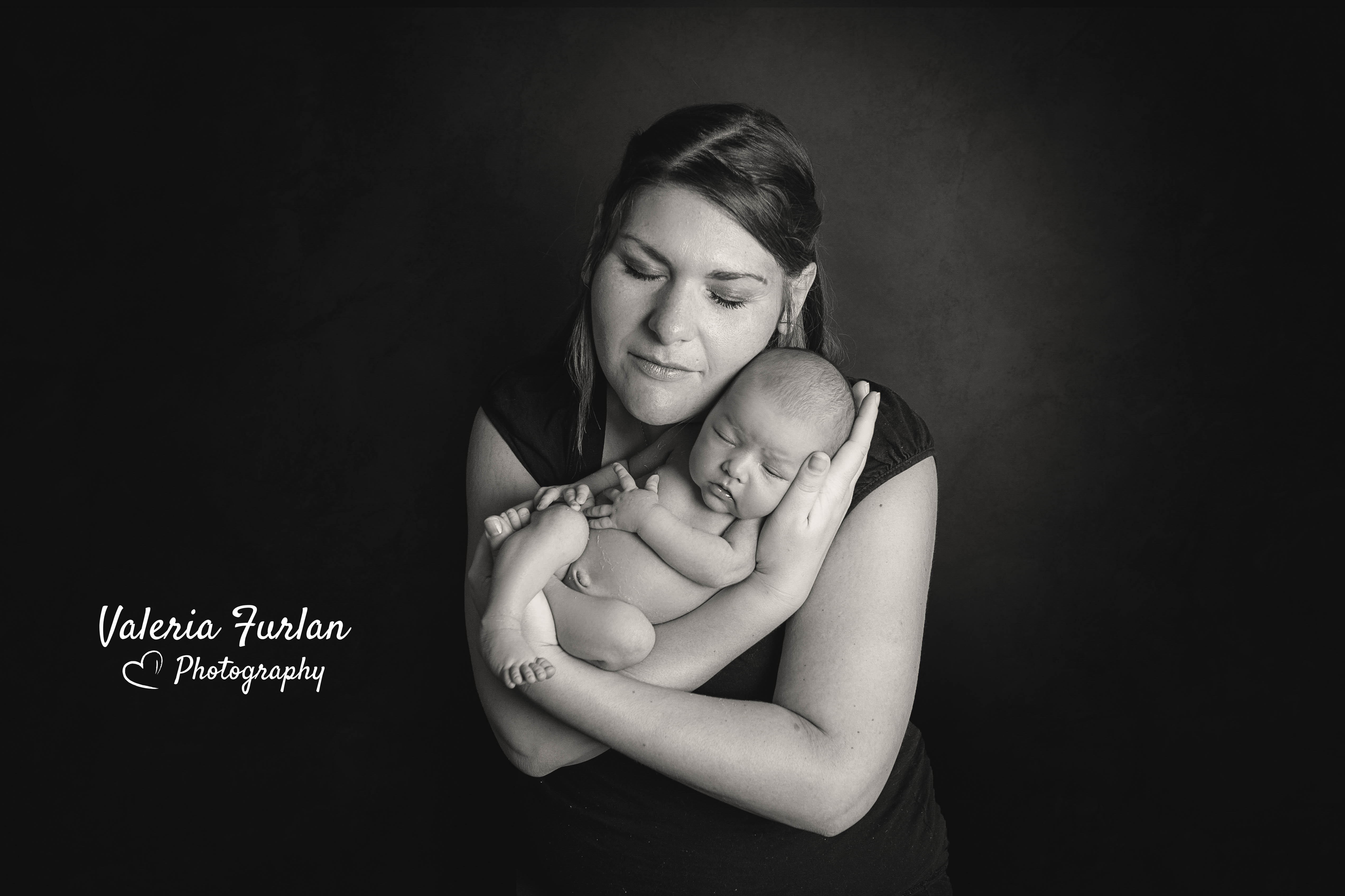 Séance photo de naissance nouveau-né en noir et blanc
