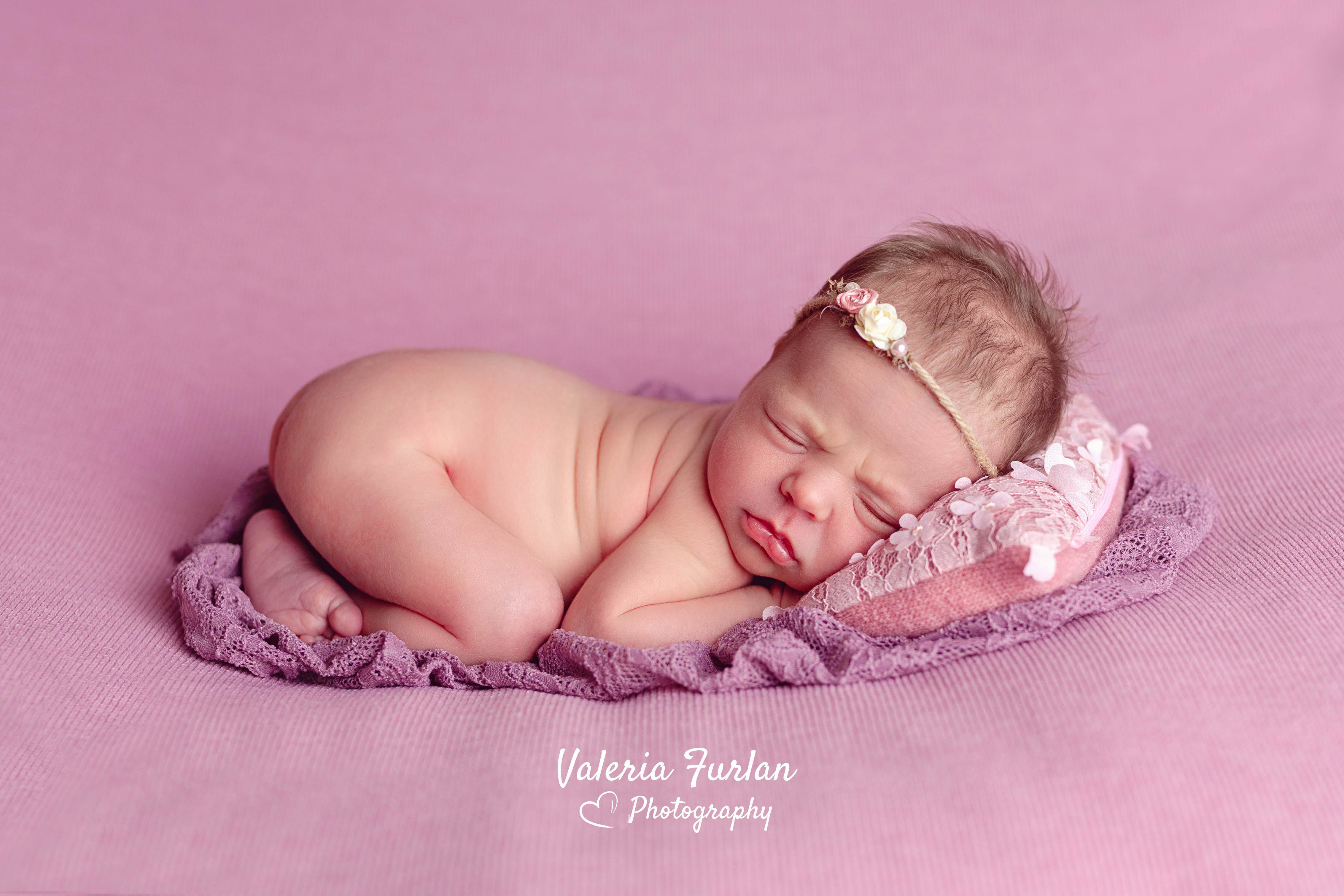 Séance photo de naissance bébé en studio