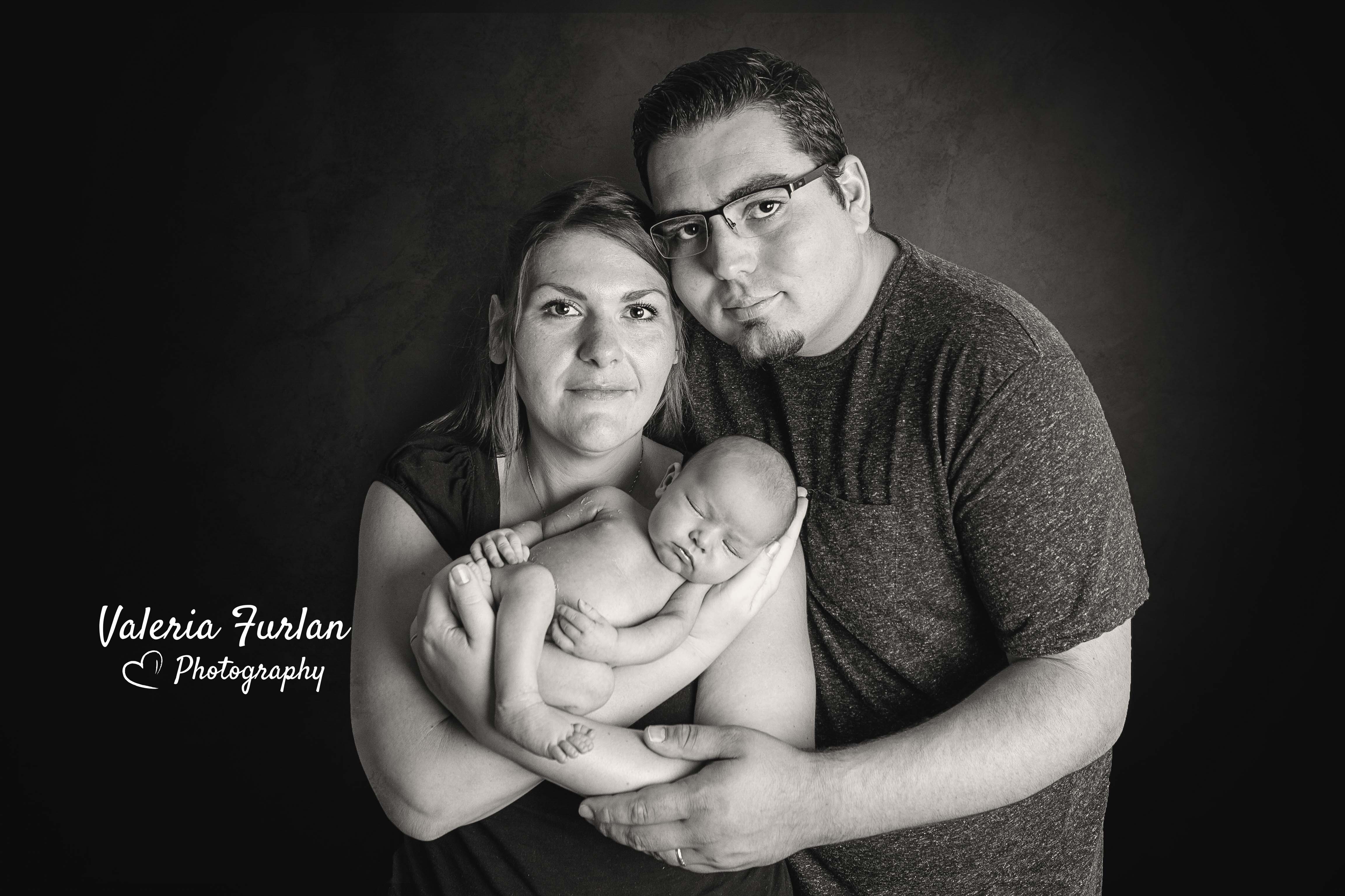 Séance photo de naissance nouveau-né en famille