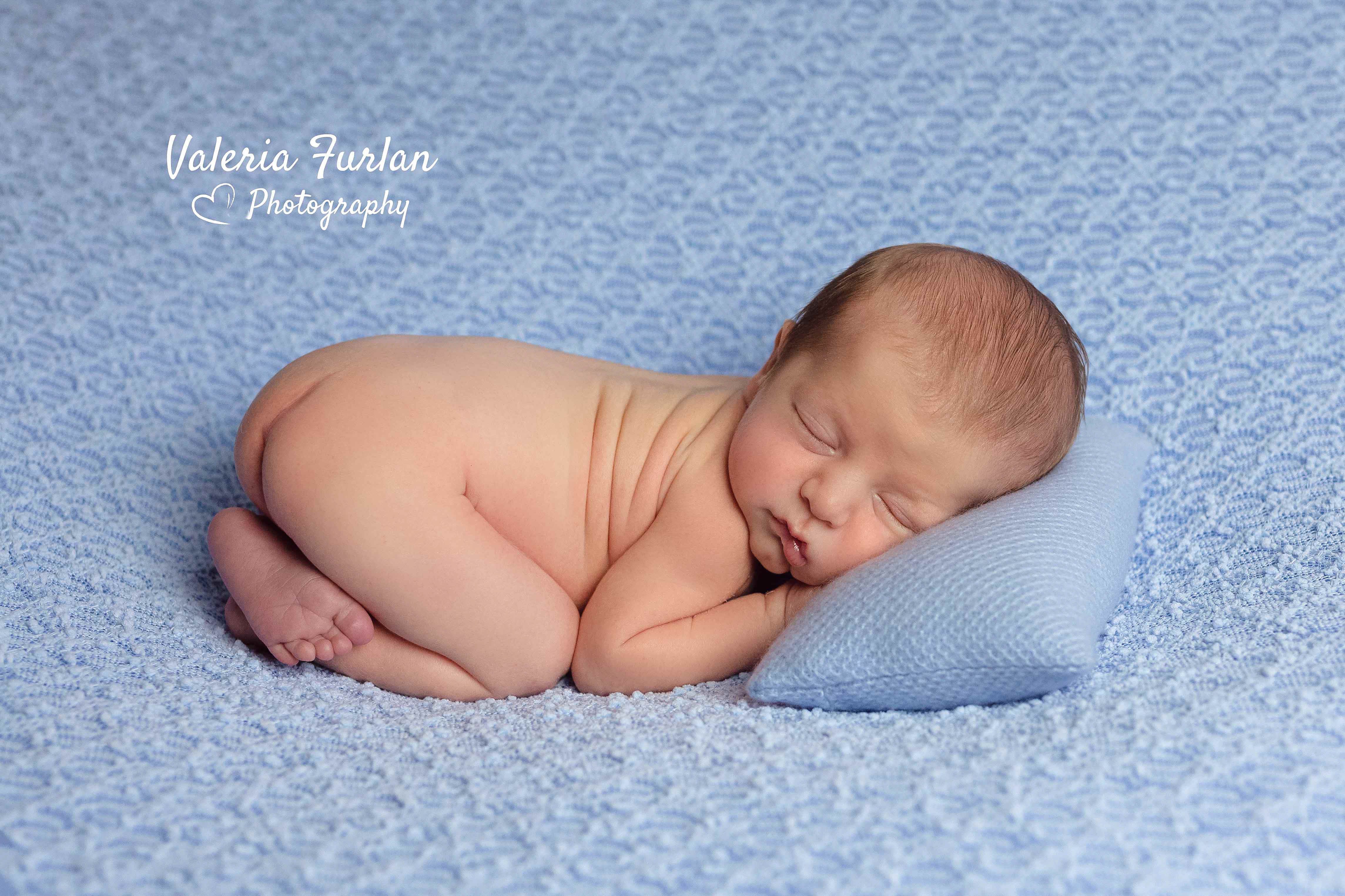 Séance photo de naissance bébé en studio