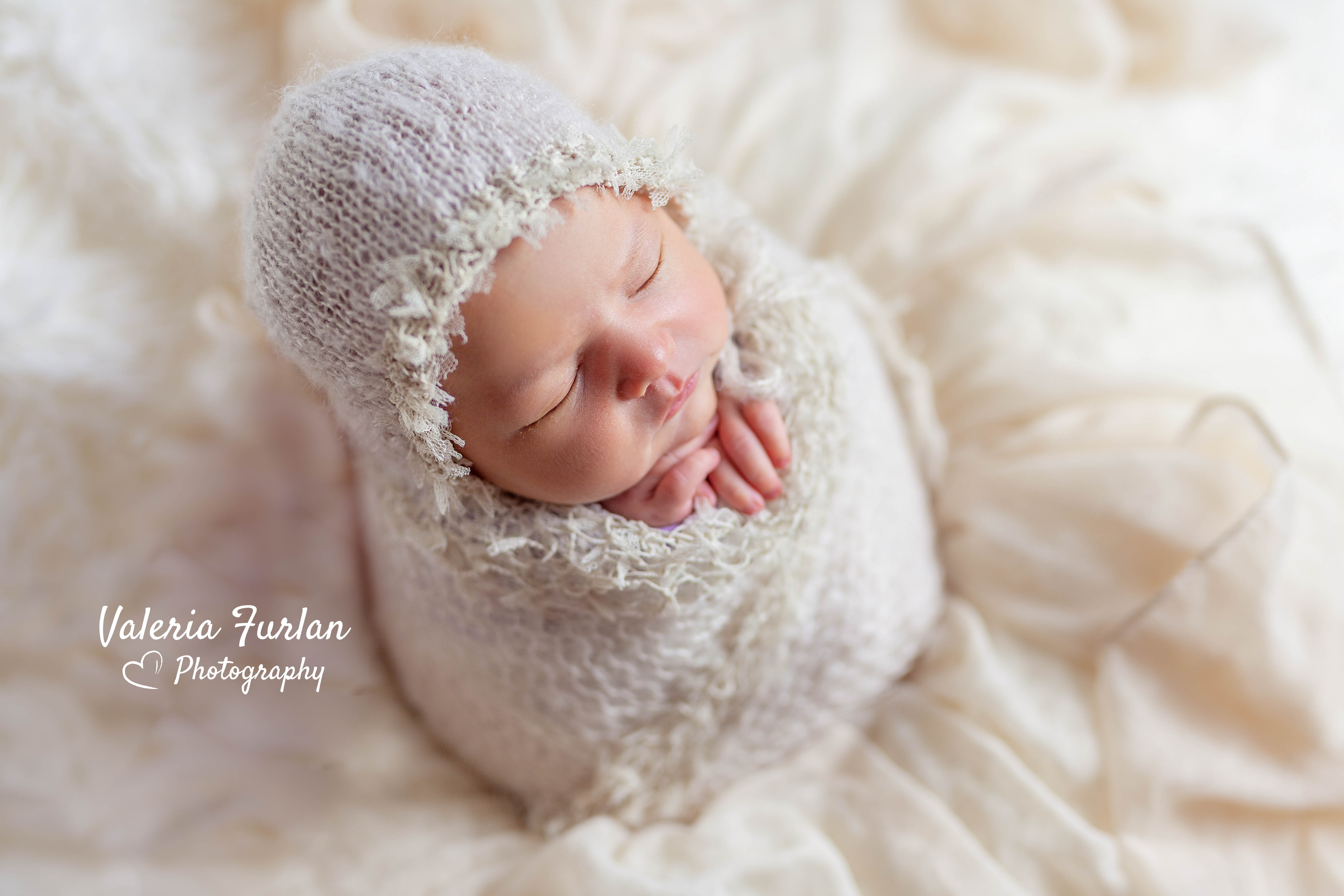 Séance photo de naissance nouveau-né en studio