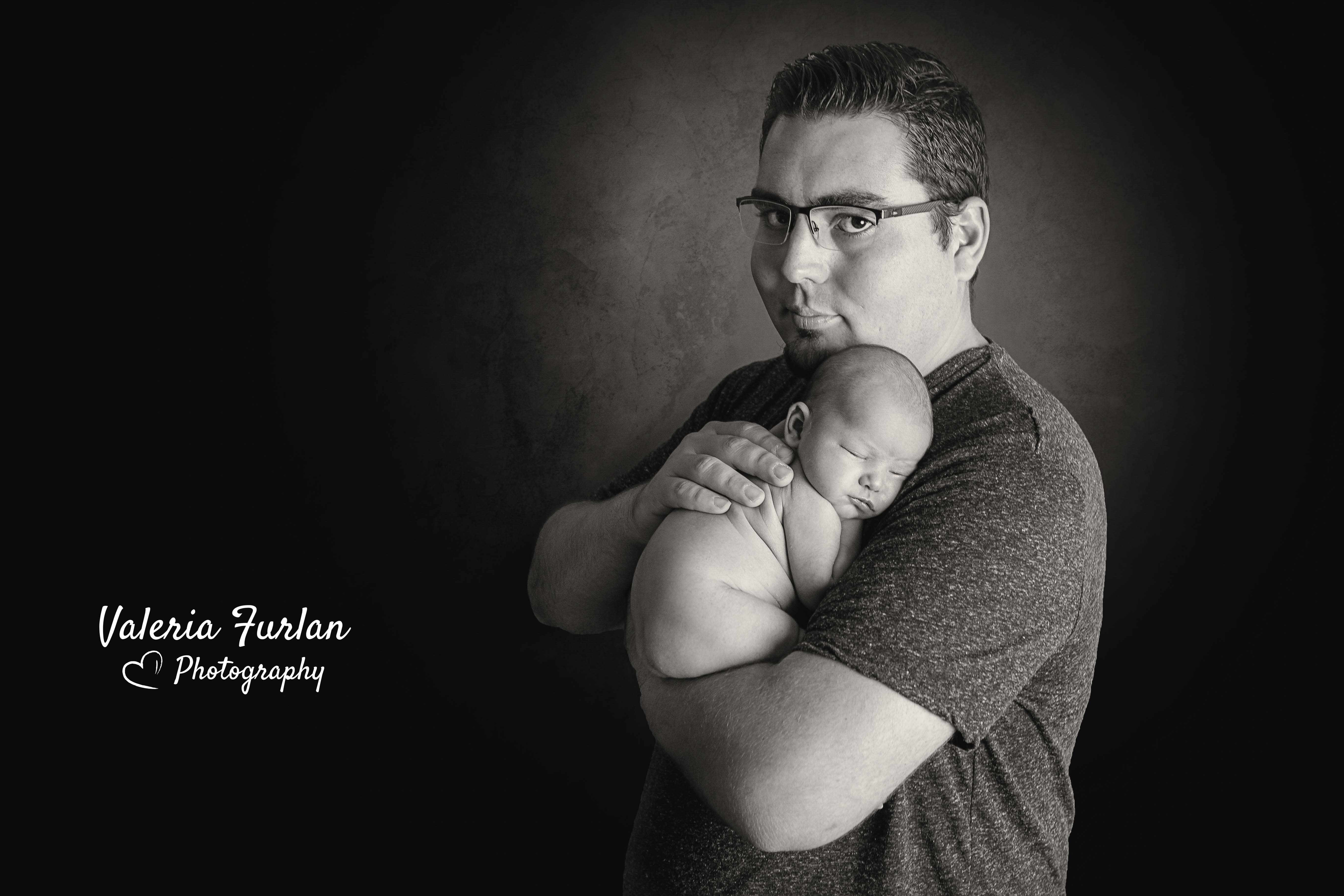 Séance photo de naissance nouveau-né en noir et blanc