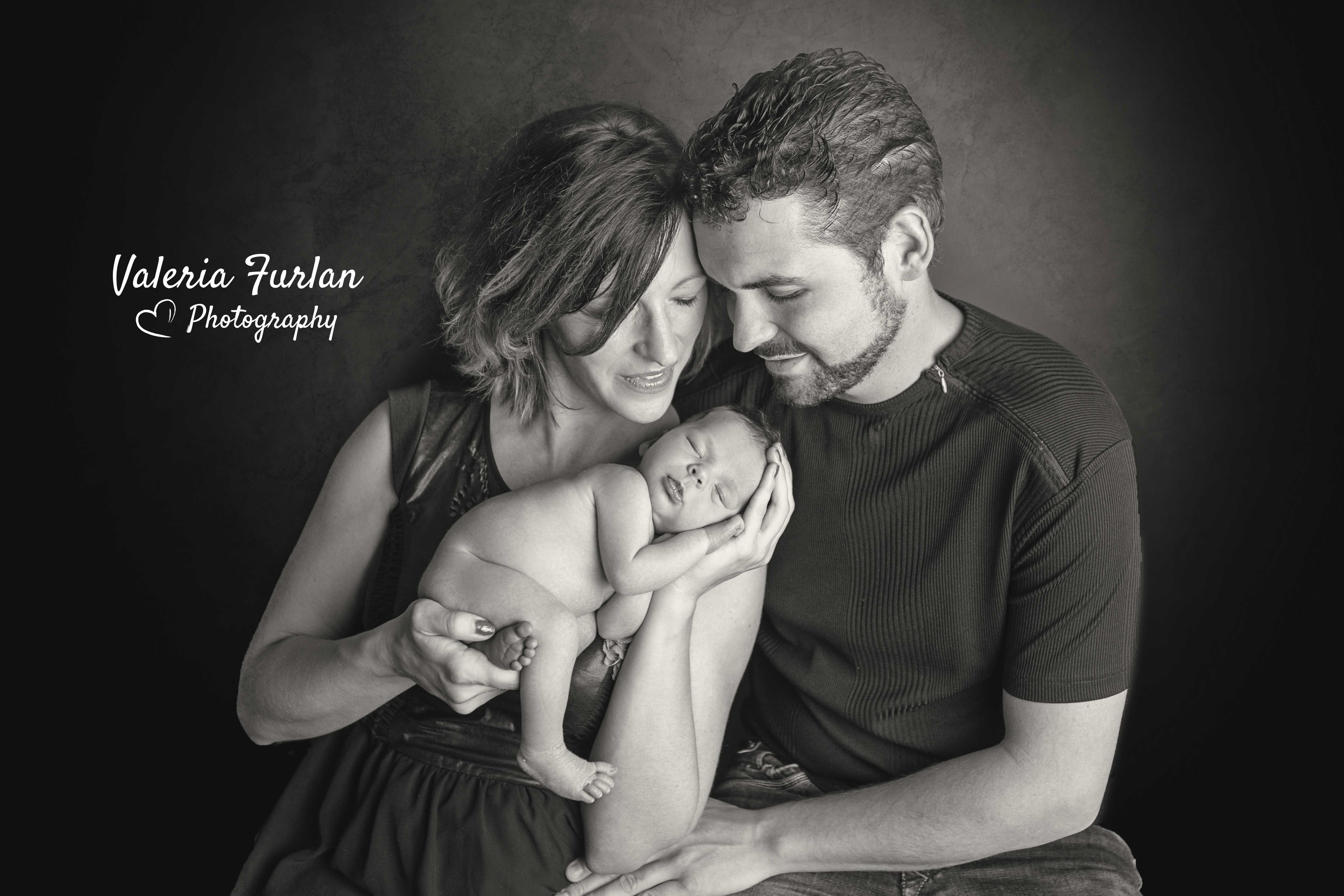 Séance photo de naissance bébé en famille