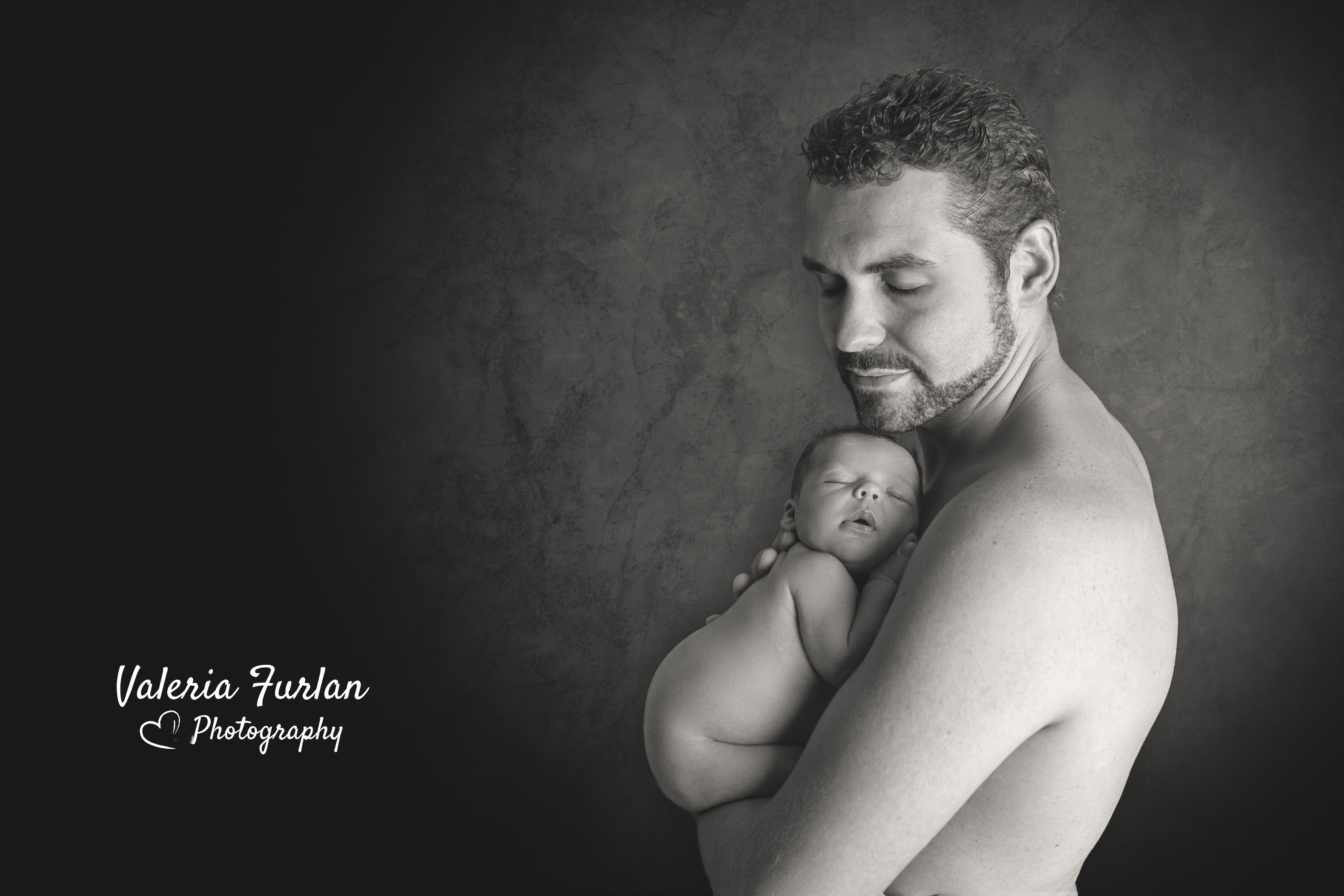 Séance photo de naissance bébé en noir et blanc