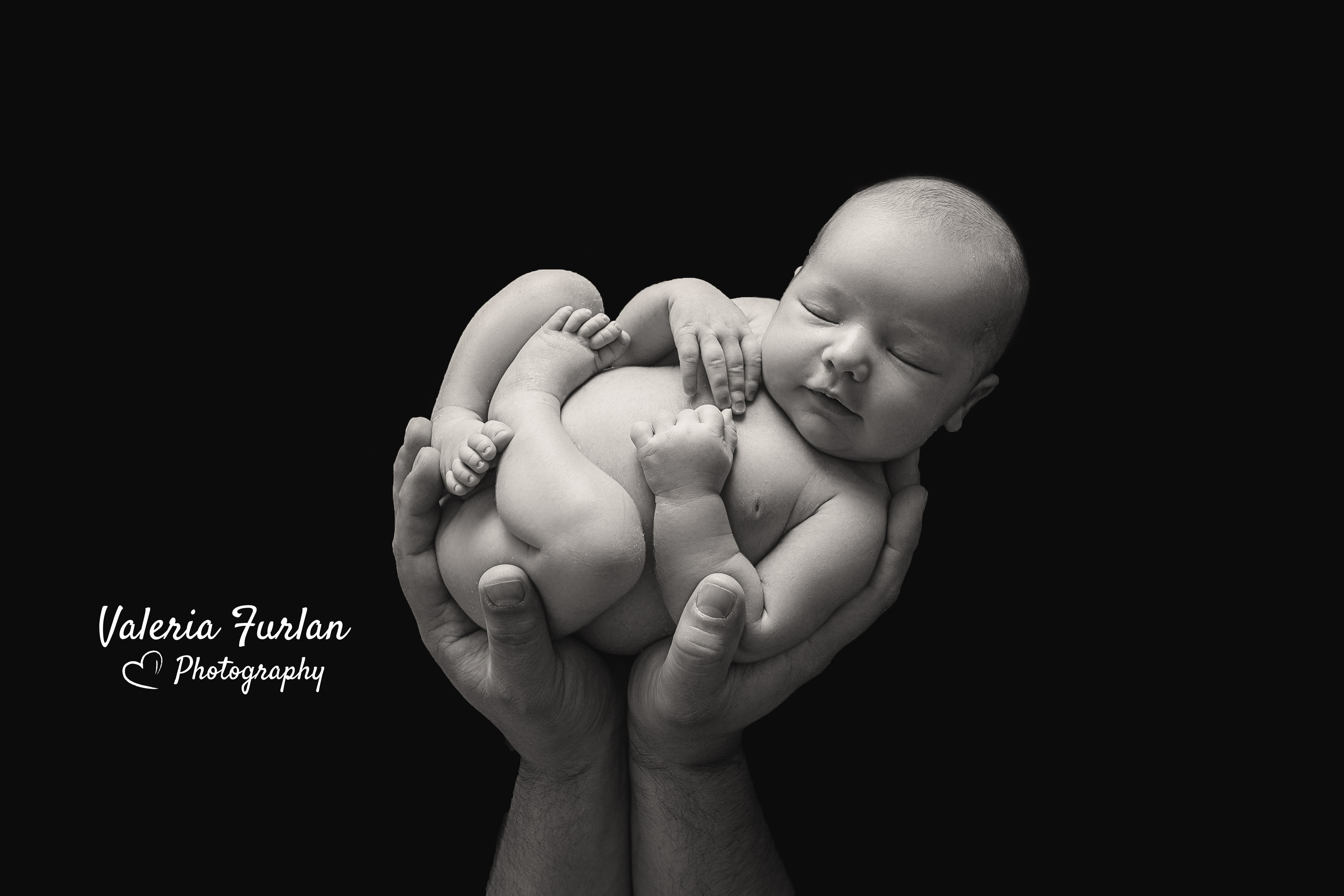 Séance photo de naissance nouveau-né en noir et blanc