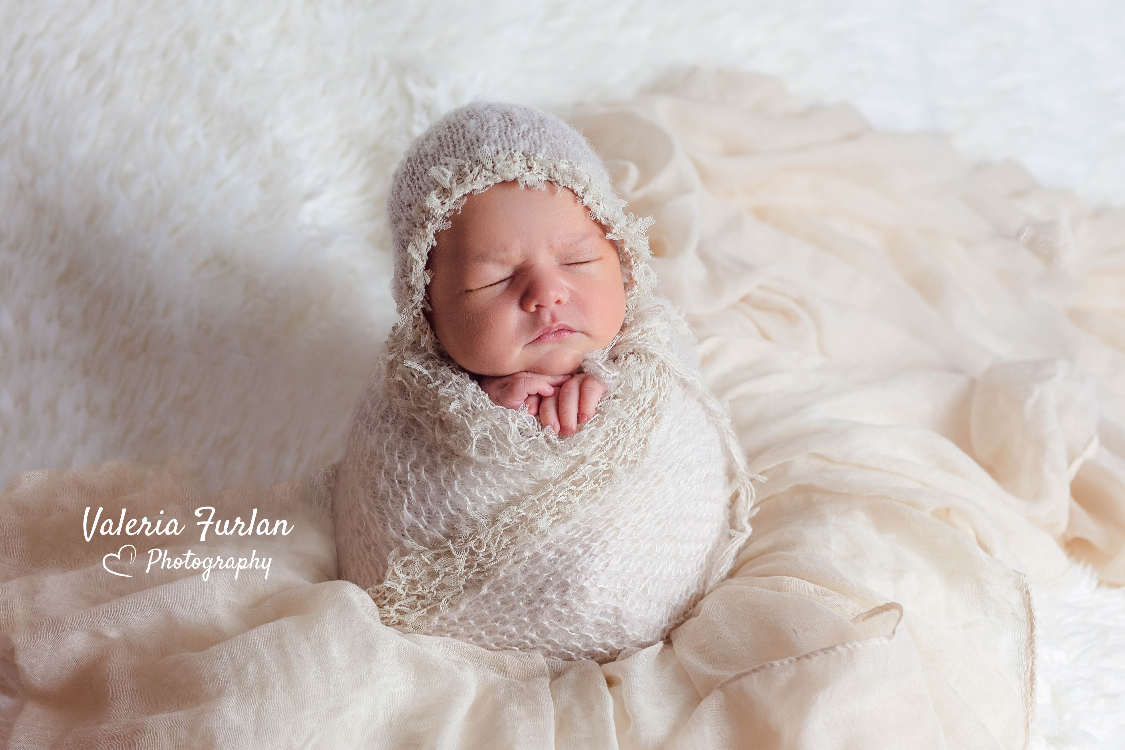 Séance photo de naissance nouveau-né en studio
