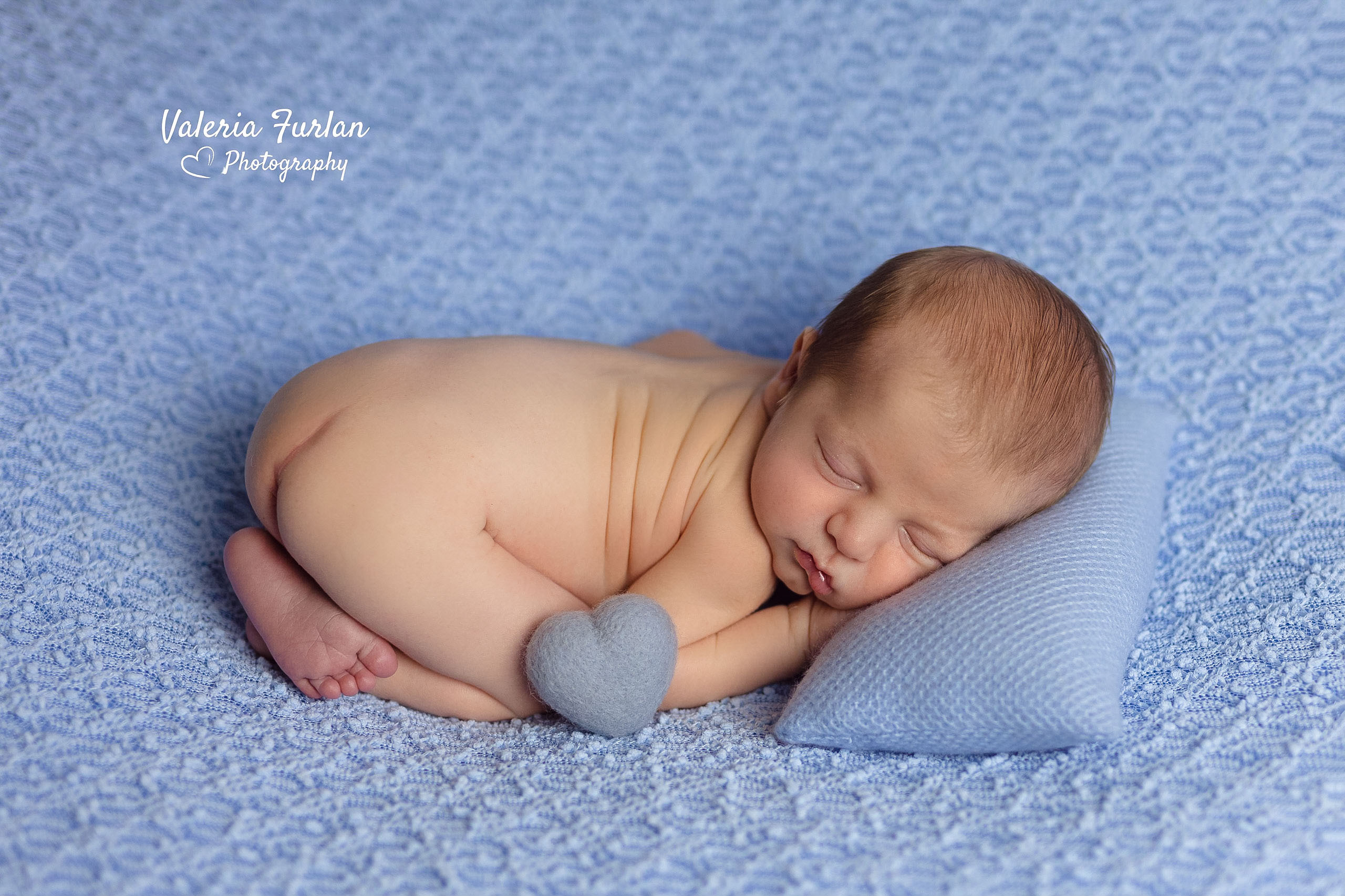 Séance photo de naissance nouveau-né en studio