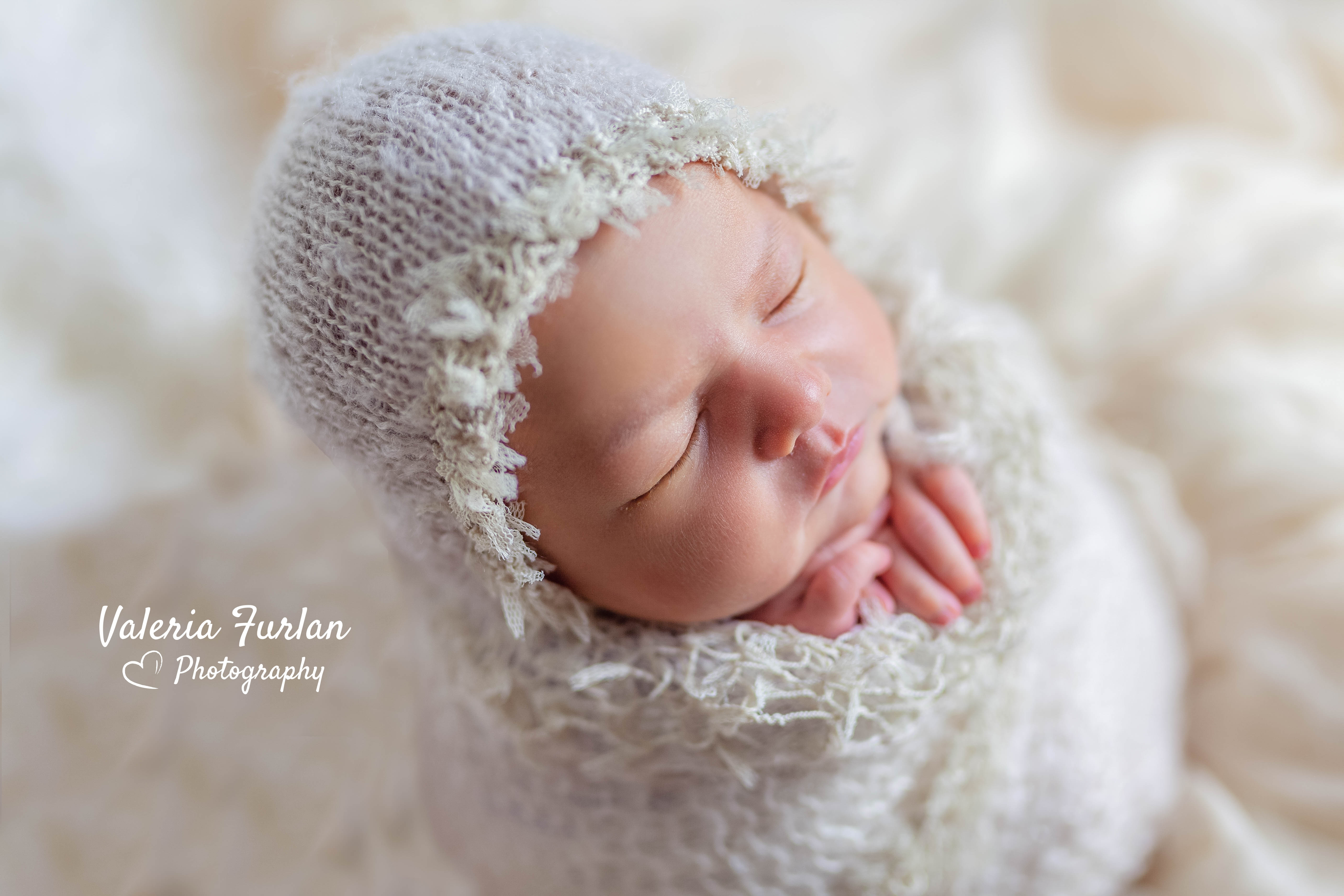 Séance photo de naissance nouveau-né en studio