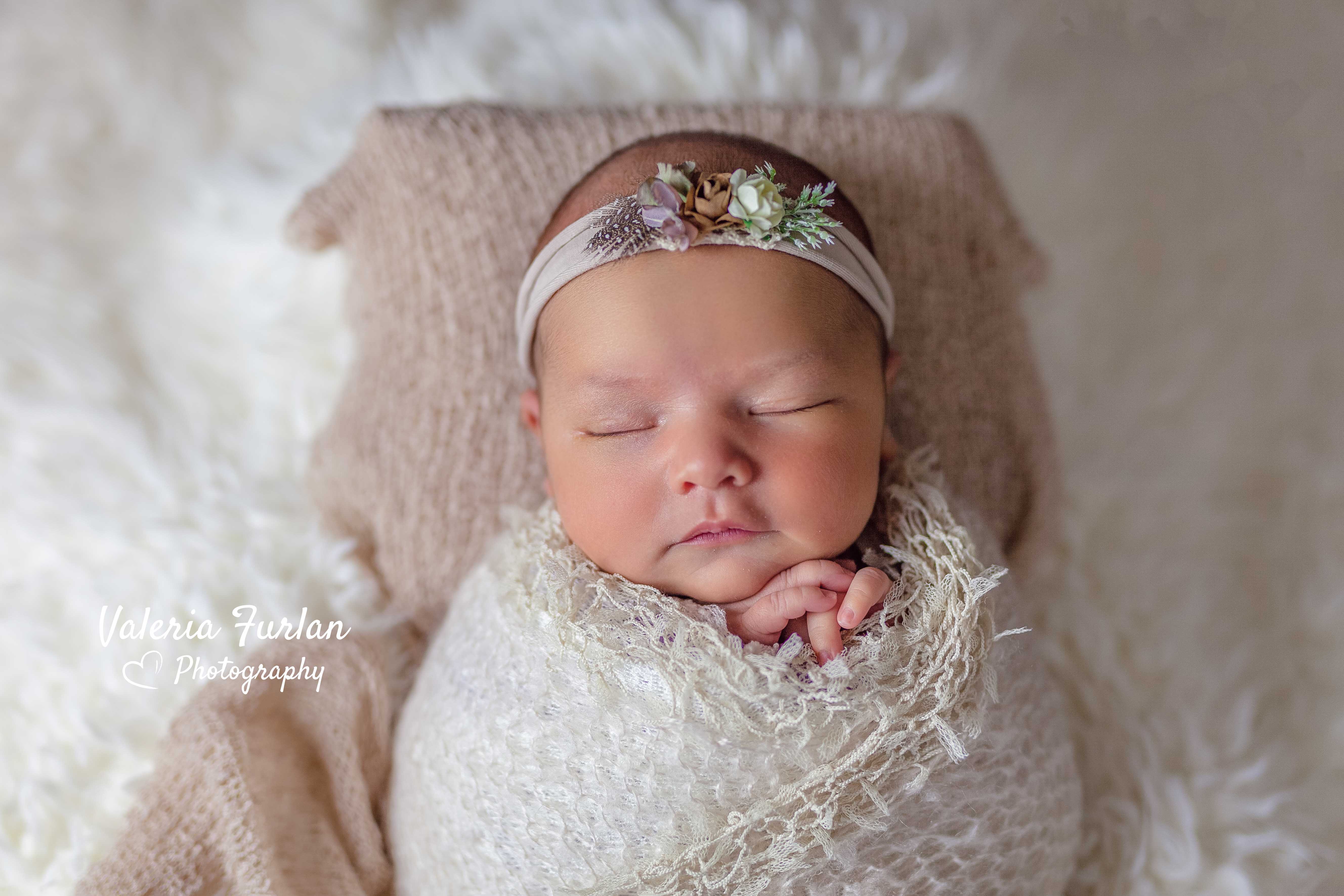 Séance photo de naissance nouveau-né en studio