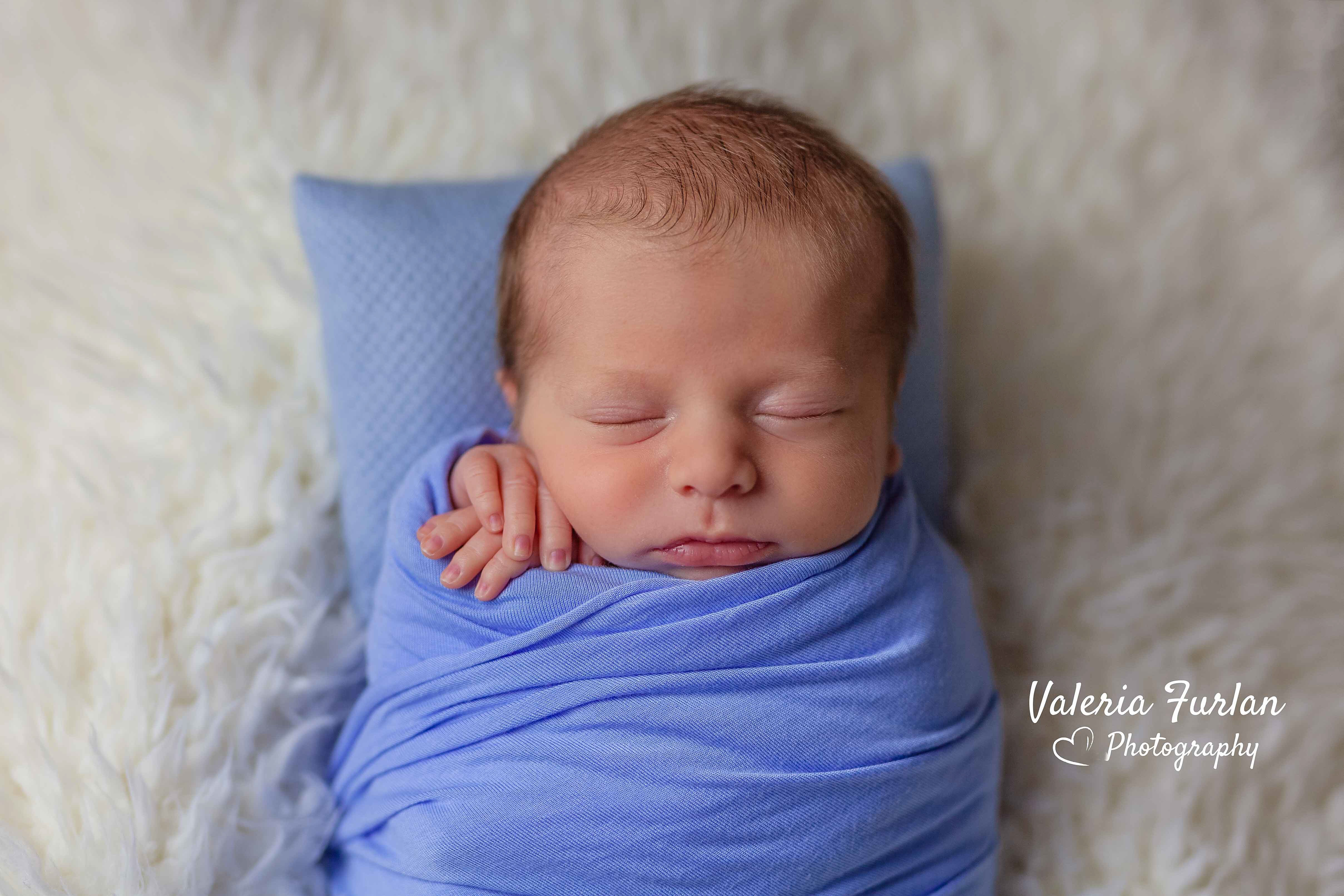 Séance photo de naissance bébé en studio