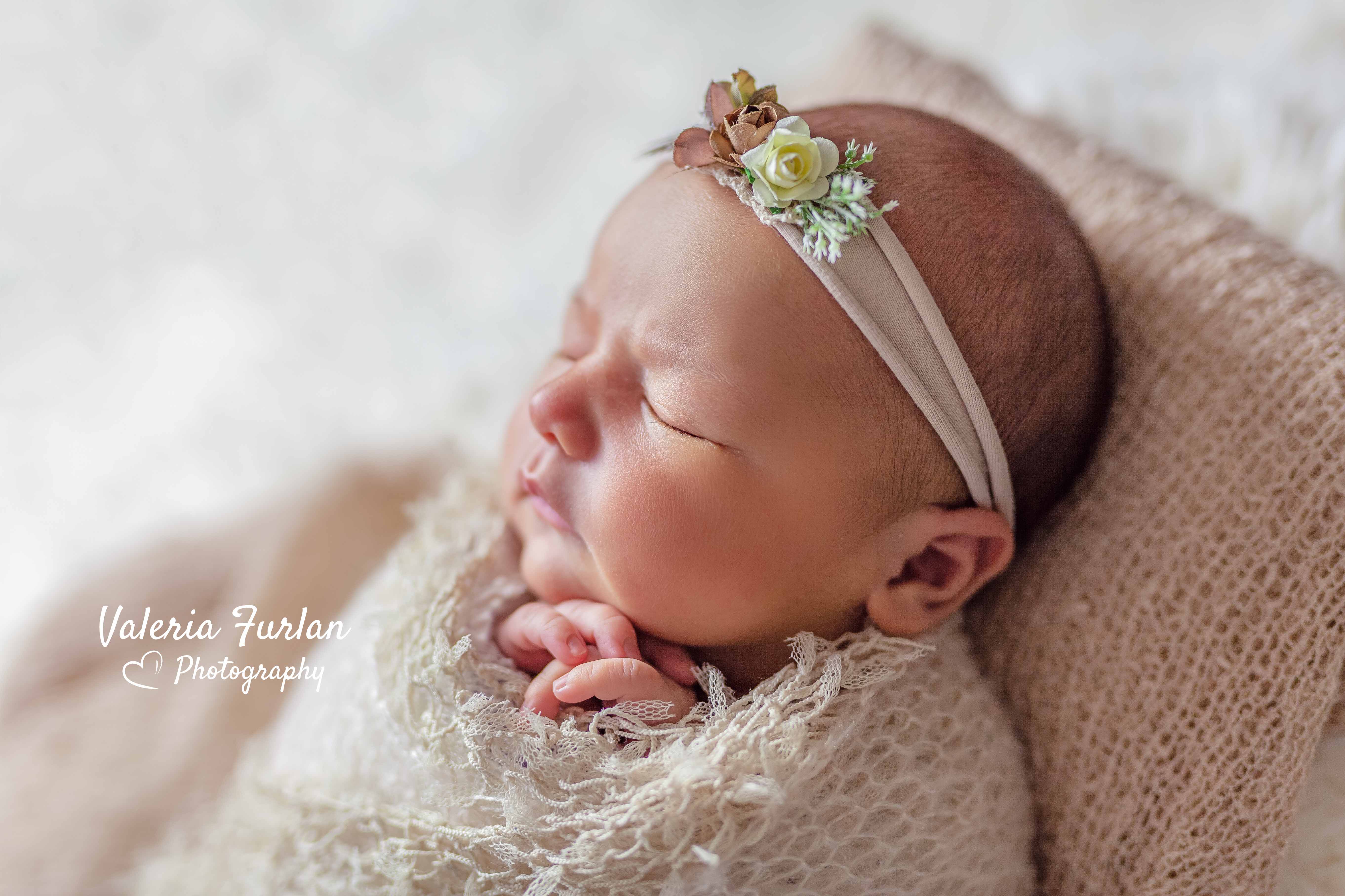 Séance photo de naissance nouveau-né en studio