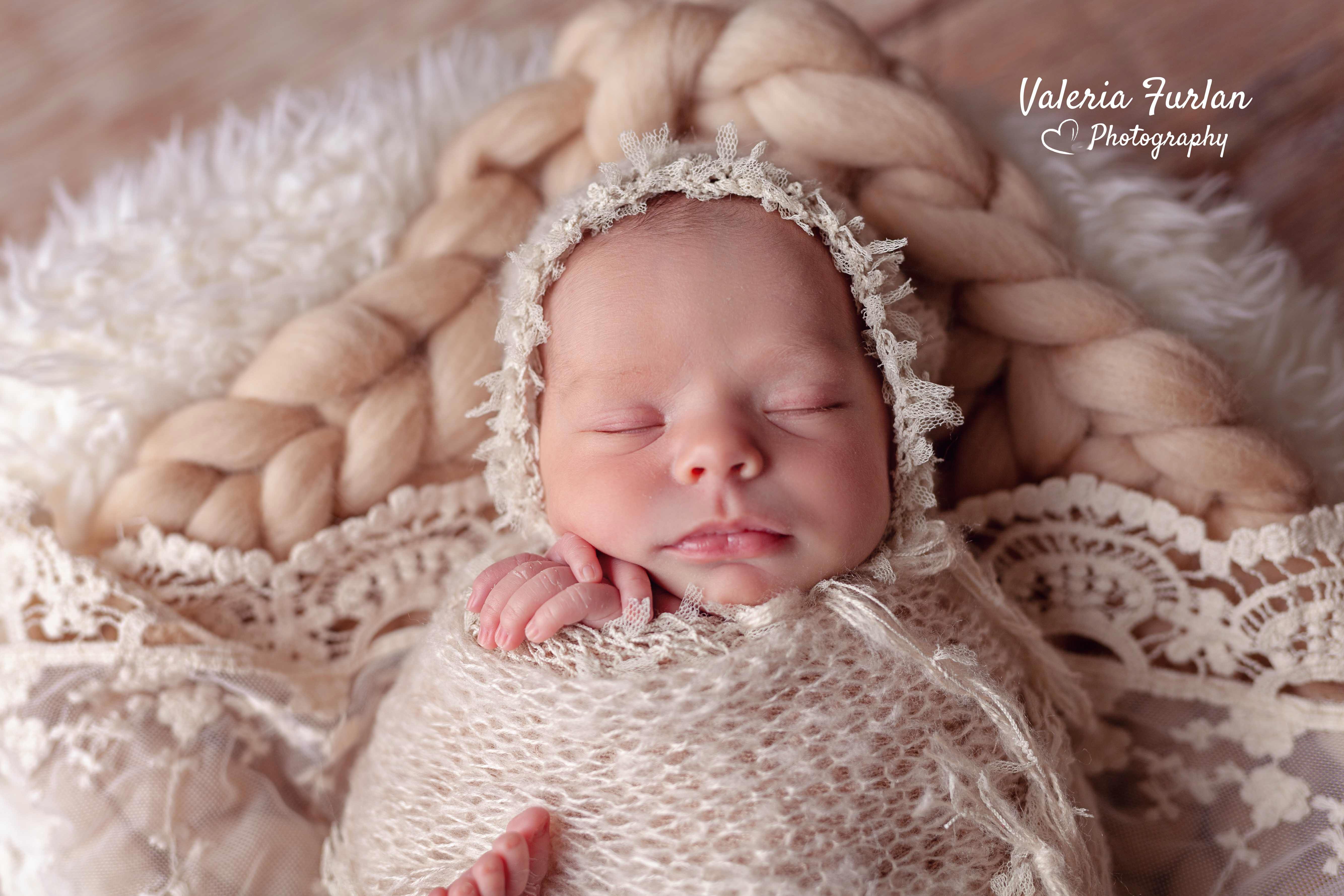 Séance photo de naissance bébé en studio