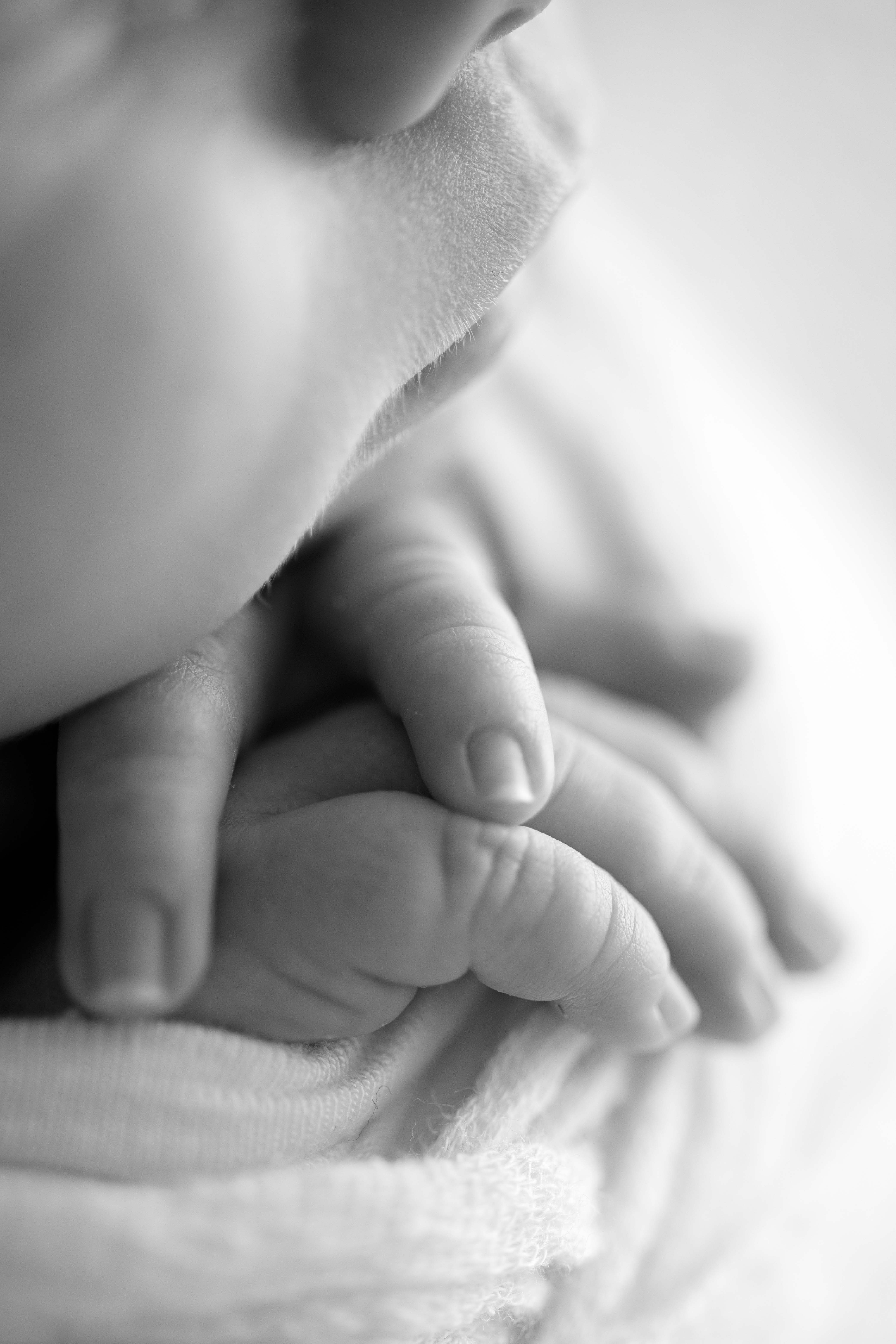 Séance photo de naissance naturelle lifestyle en noir et blanc
