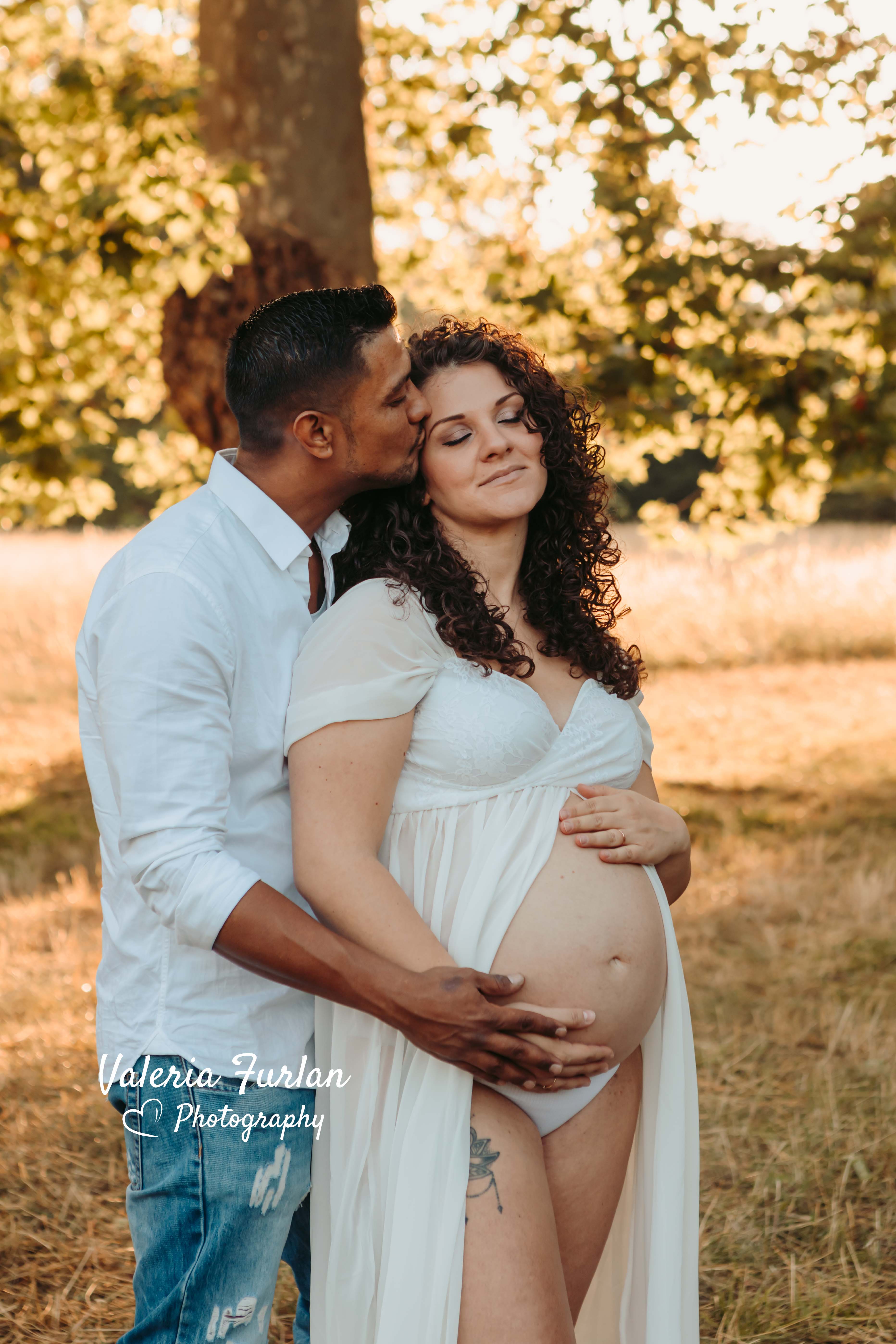 Séance photo de grossesse en couple en extérieur au coucher de soleil à Strasbourg