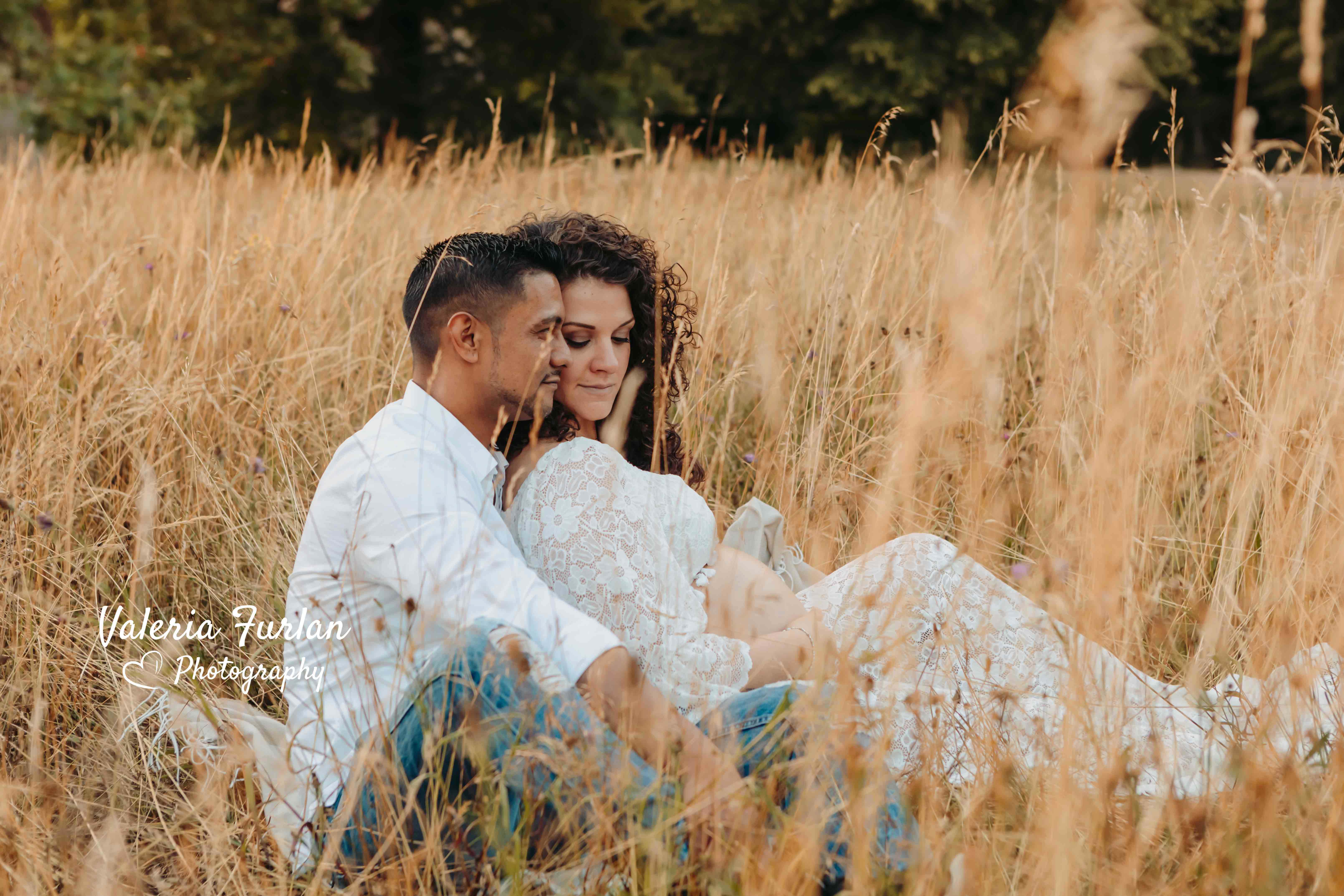 Séance photo de grossesse en couple en extérieur au coucher de soleil à Strasbourg