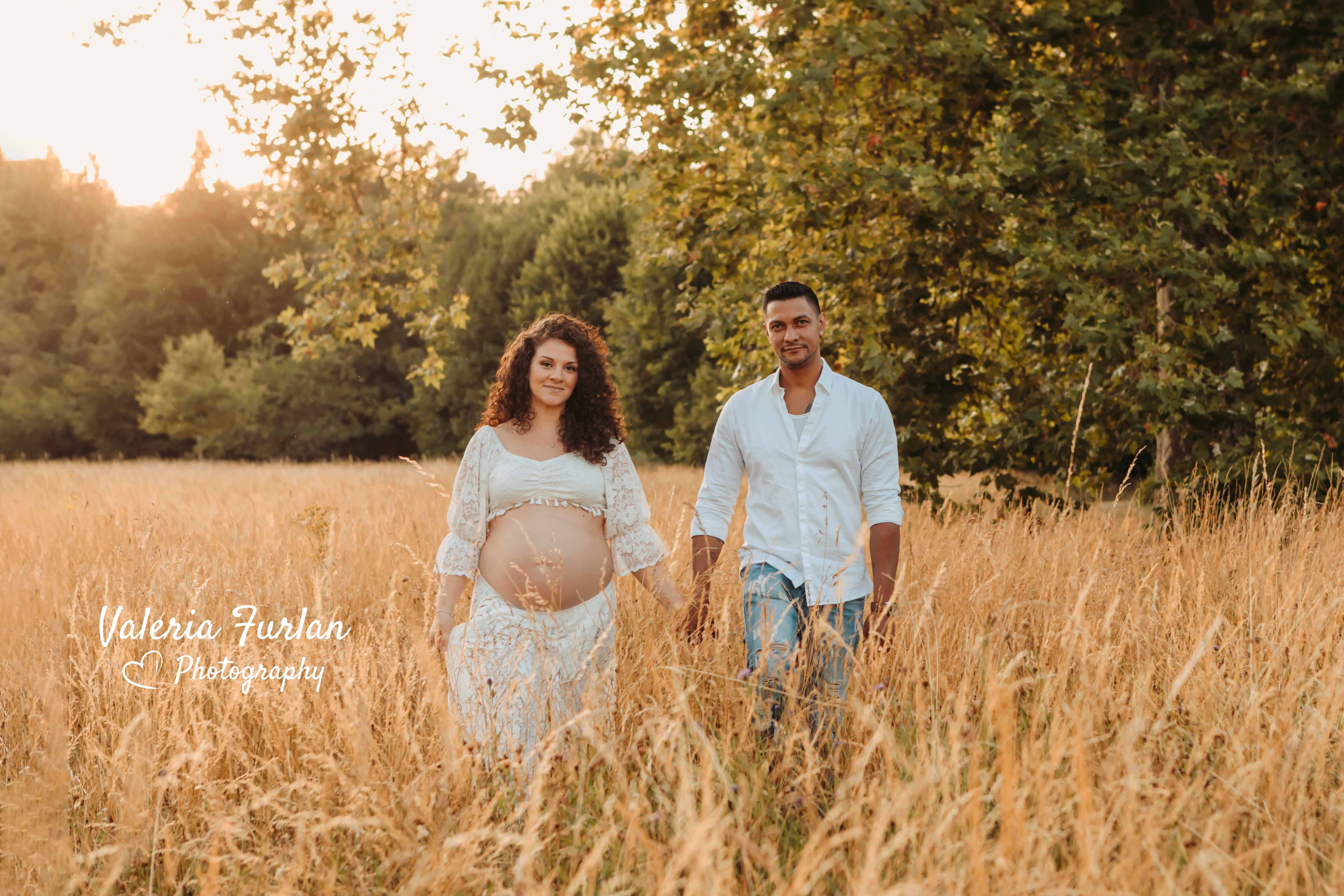 Séance photo de grossesse en couple en extérieur au coucher de soleil à Strasbourg