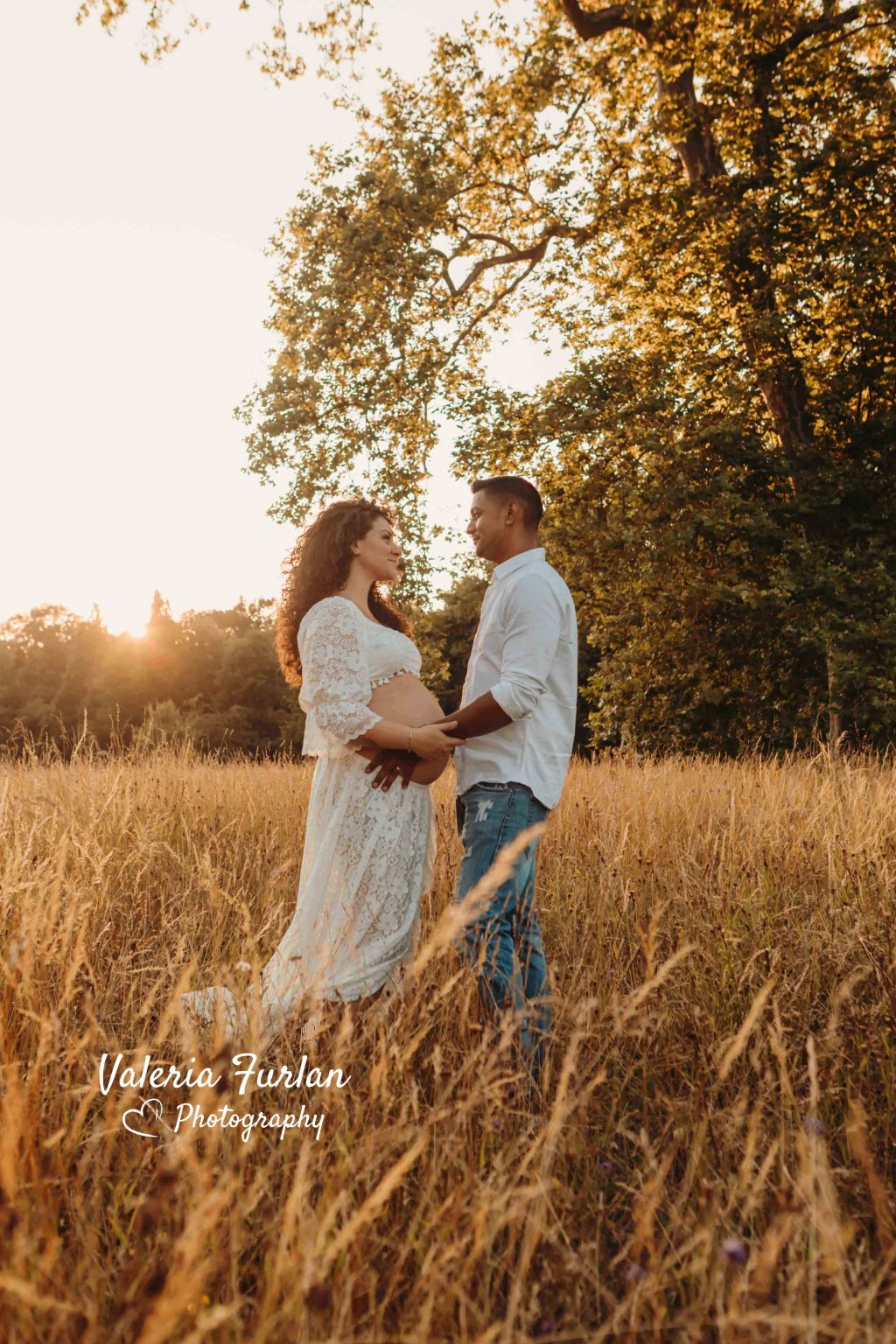 Séance photo de grossesse en extérieur au coucher de soleil à&nbsp;Strasbourg