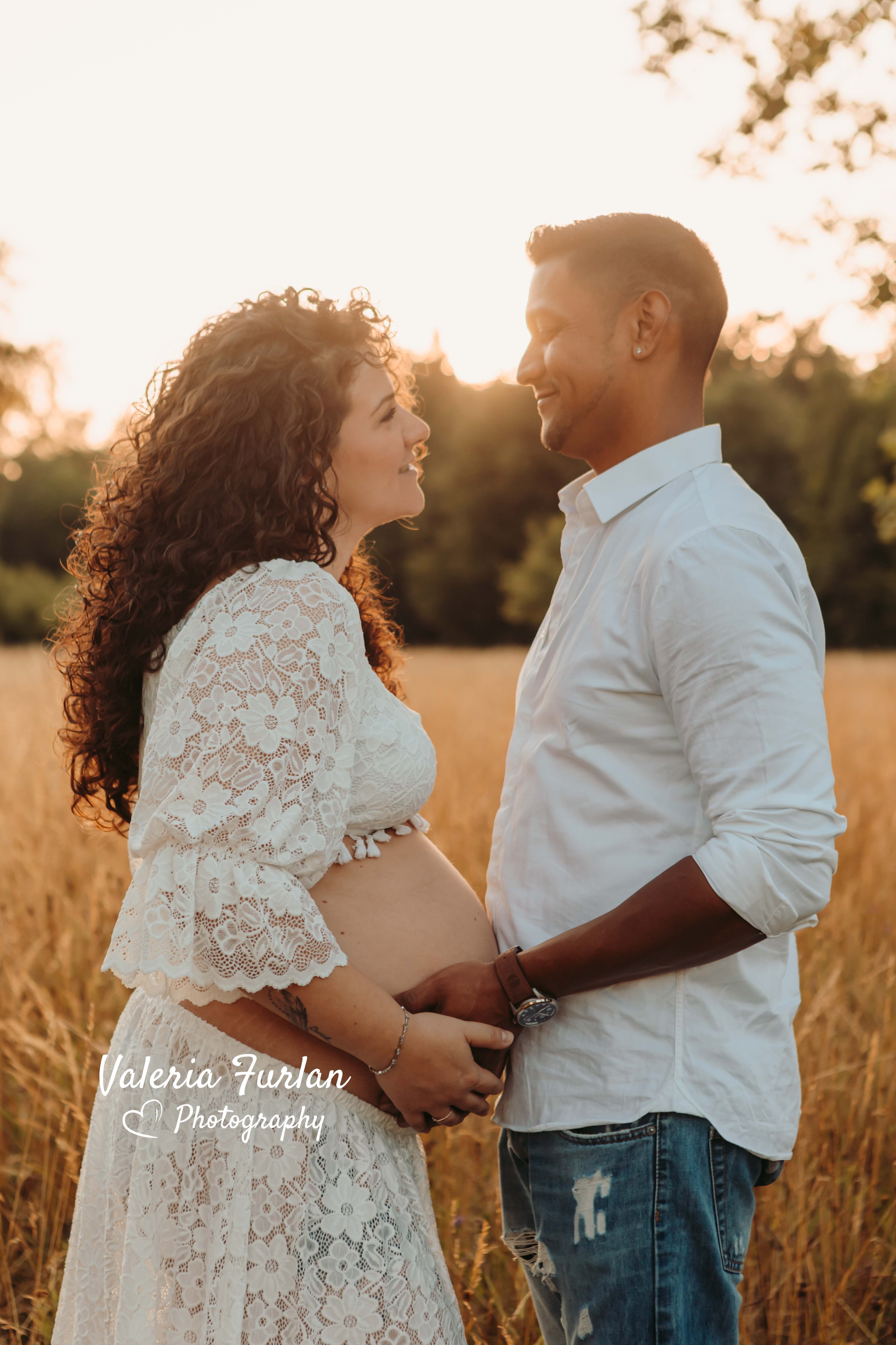 Séance photo de grossesse en couple en extérieur au coucher de soleil à Strasbourg