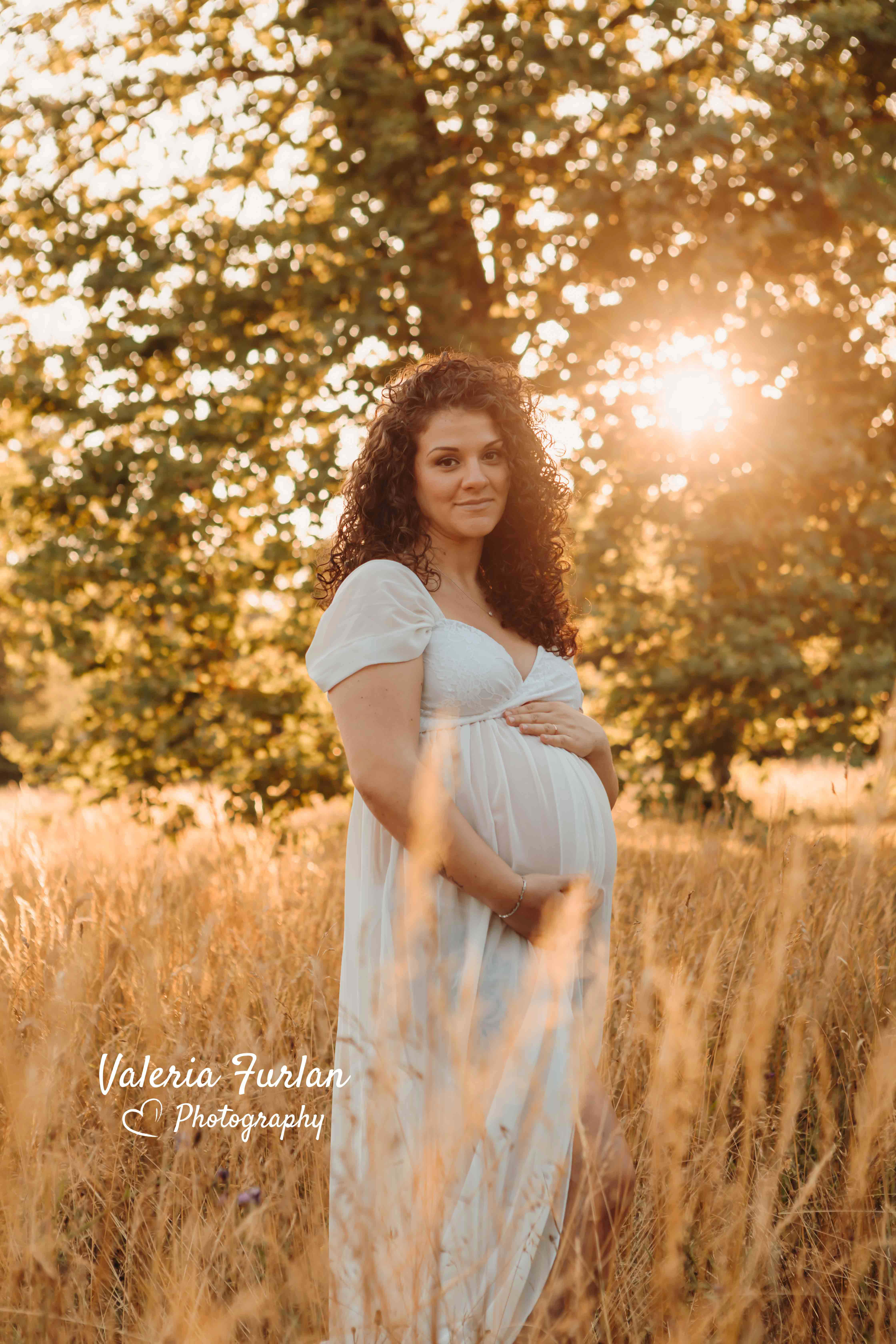 Séance photo de grossesse en couple en extérieur au coucher de soleil à Strasbourg