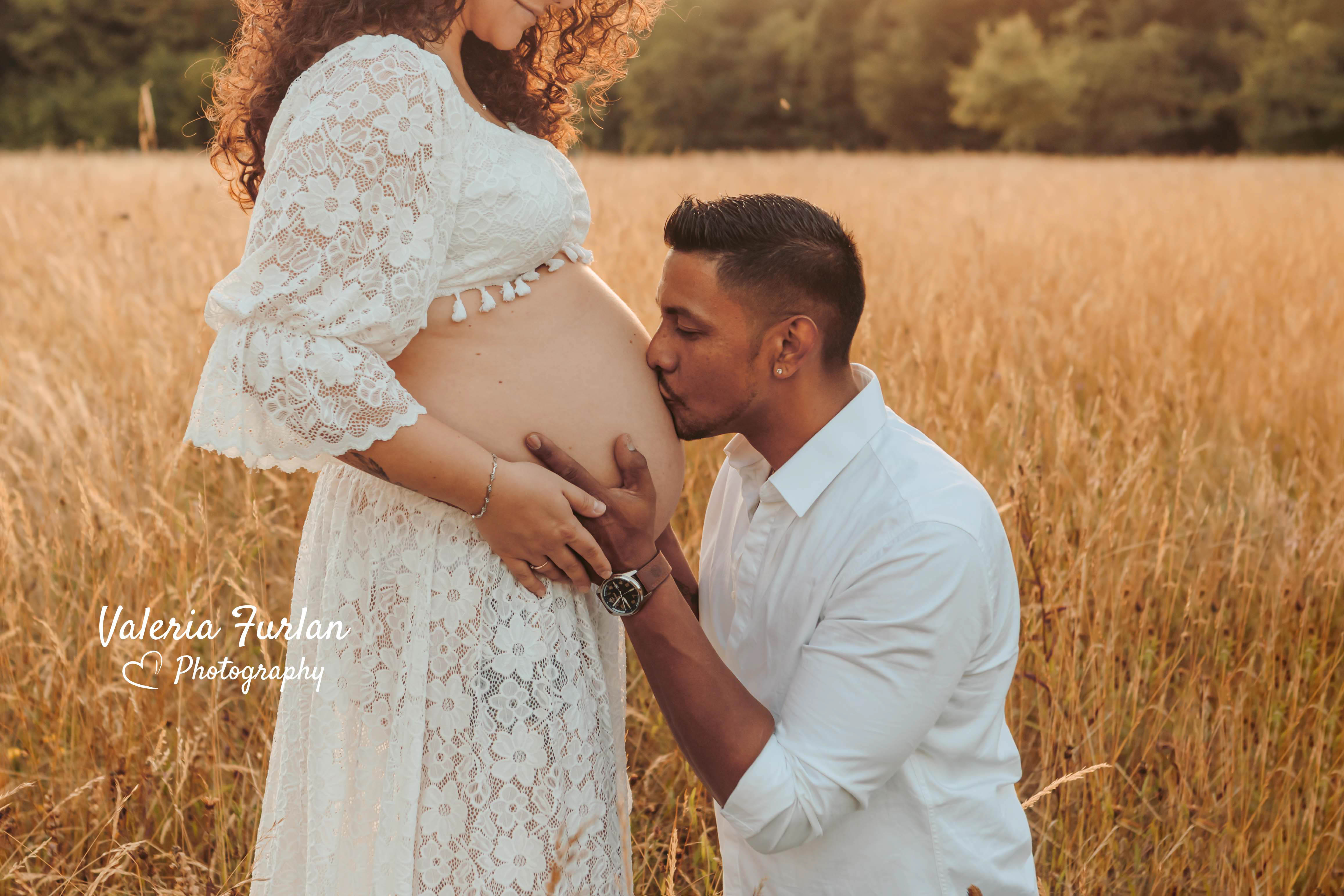 Séance photo de grossesse en couple en extérieur au coucher de soleil à Strasbourg