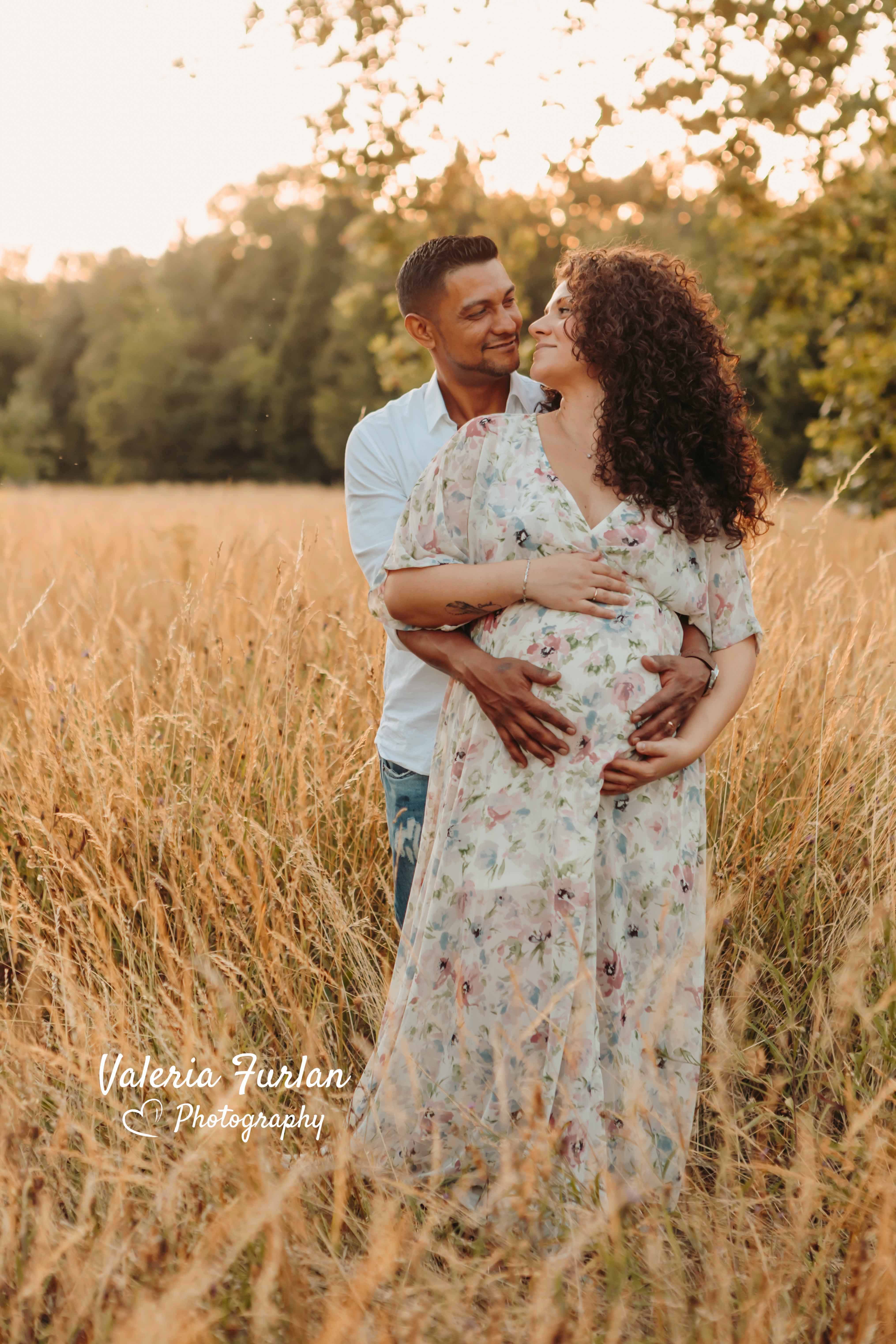 Séance photo de grossesse en couple en extérieur au coucher de soleil à Strasbourg