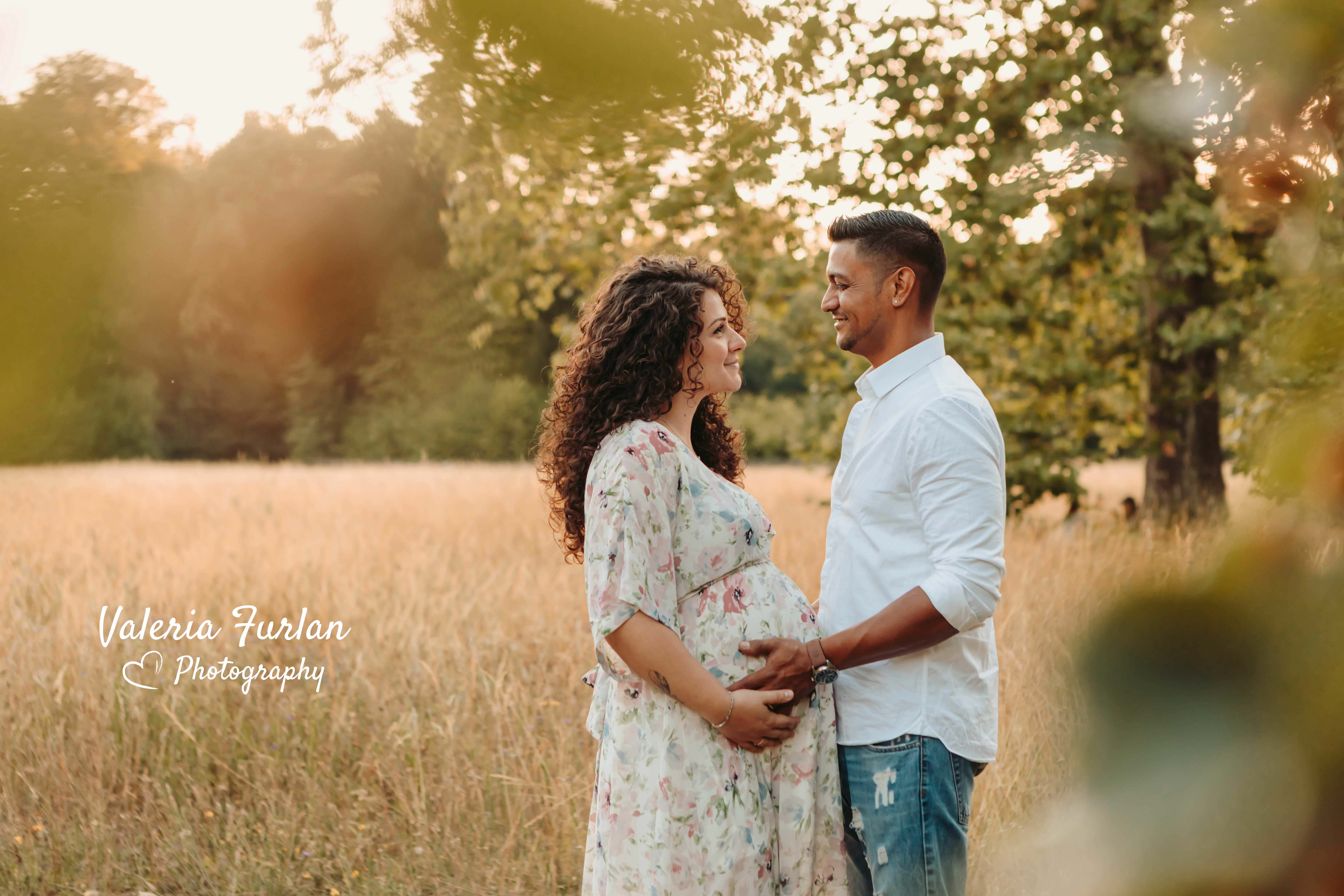 Séance photo de grossesse en couple en extérieur au coucher de soleil à Strasbourg