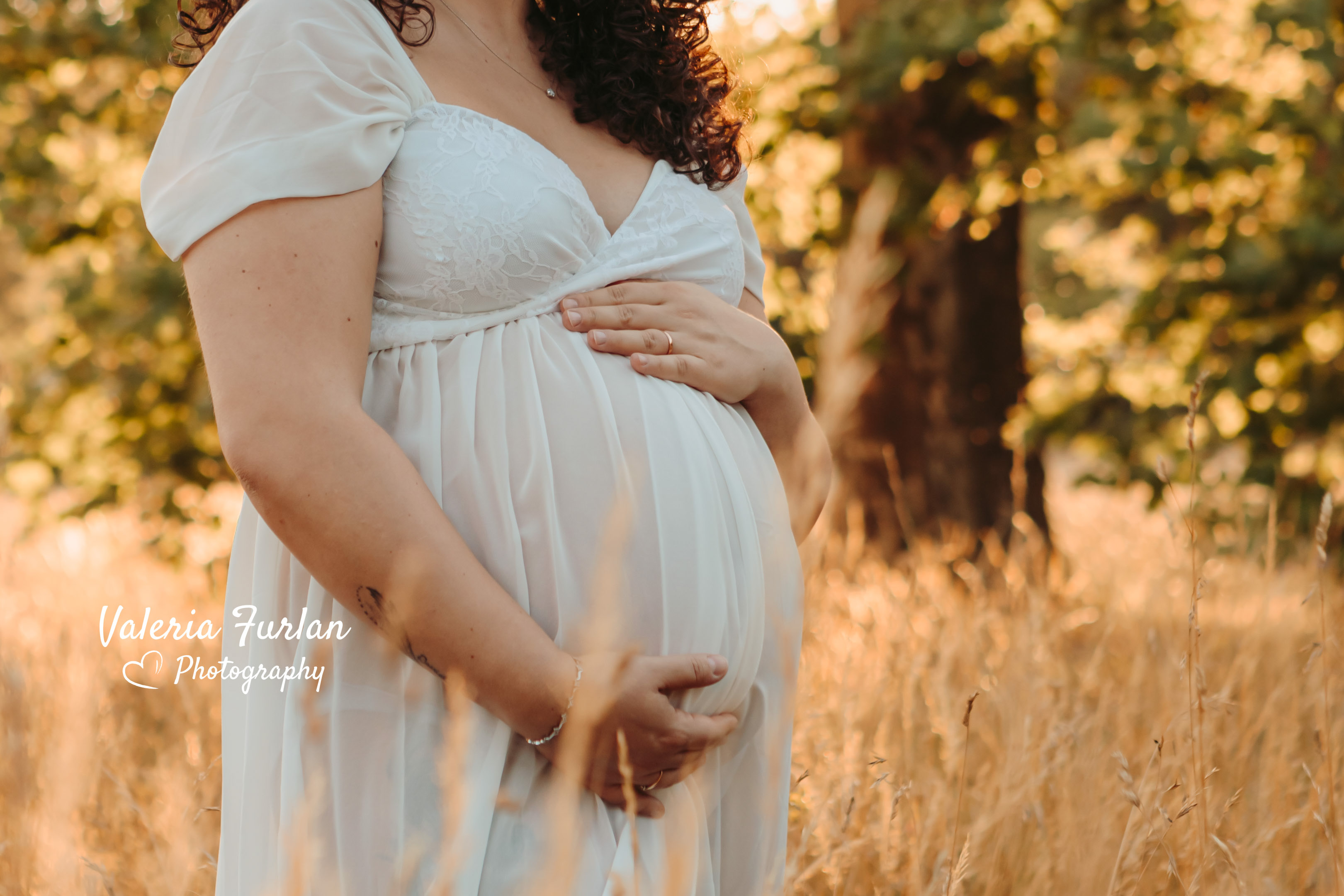 Séance photo de grossesse en couple en extérieur au coucher de soleil à Strasbourg