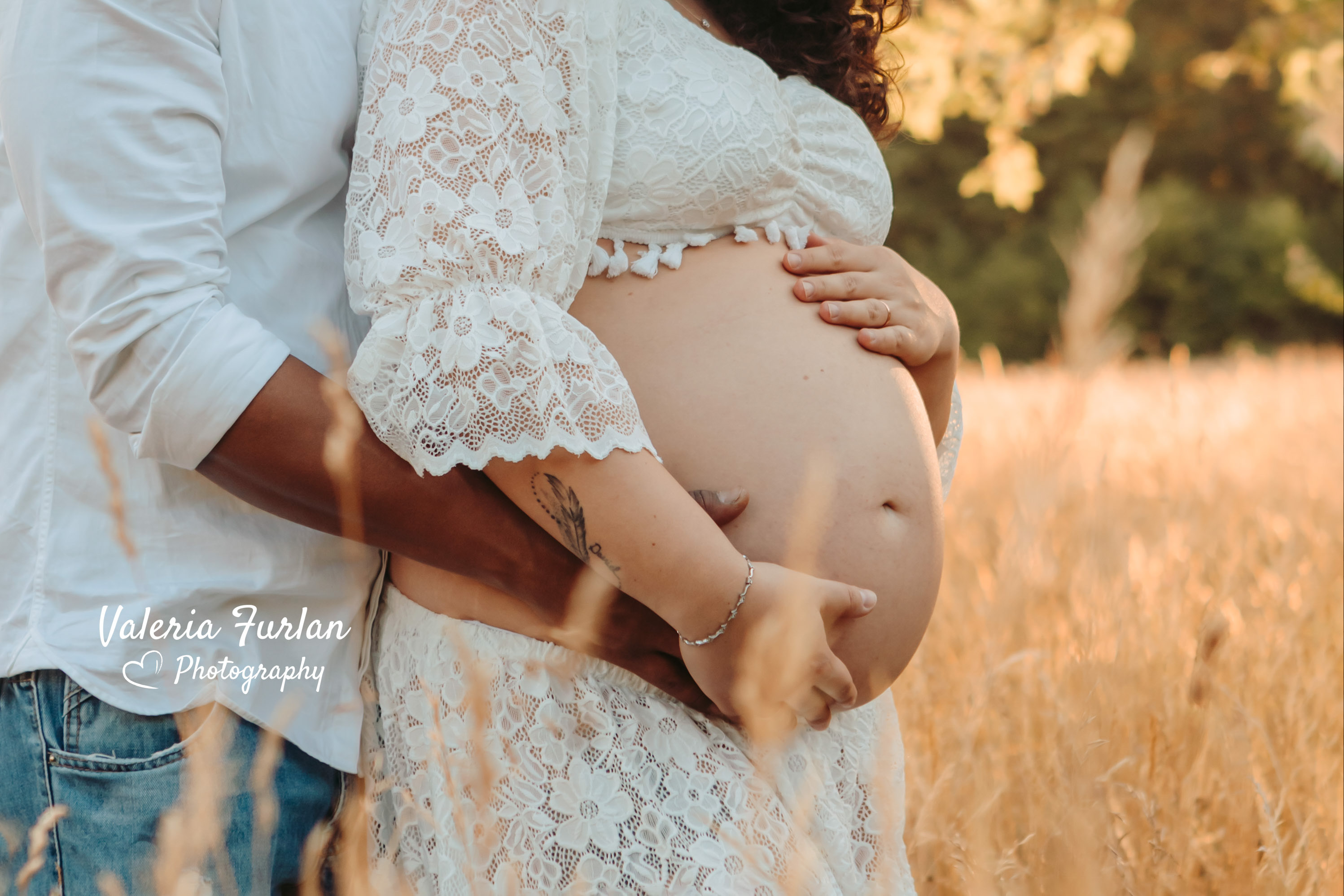 Séance photo de grossesse en couple en extérieur au coucher de soleil à Strasbourg