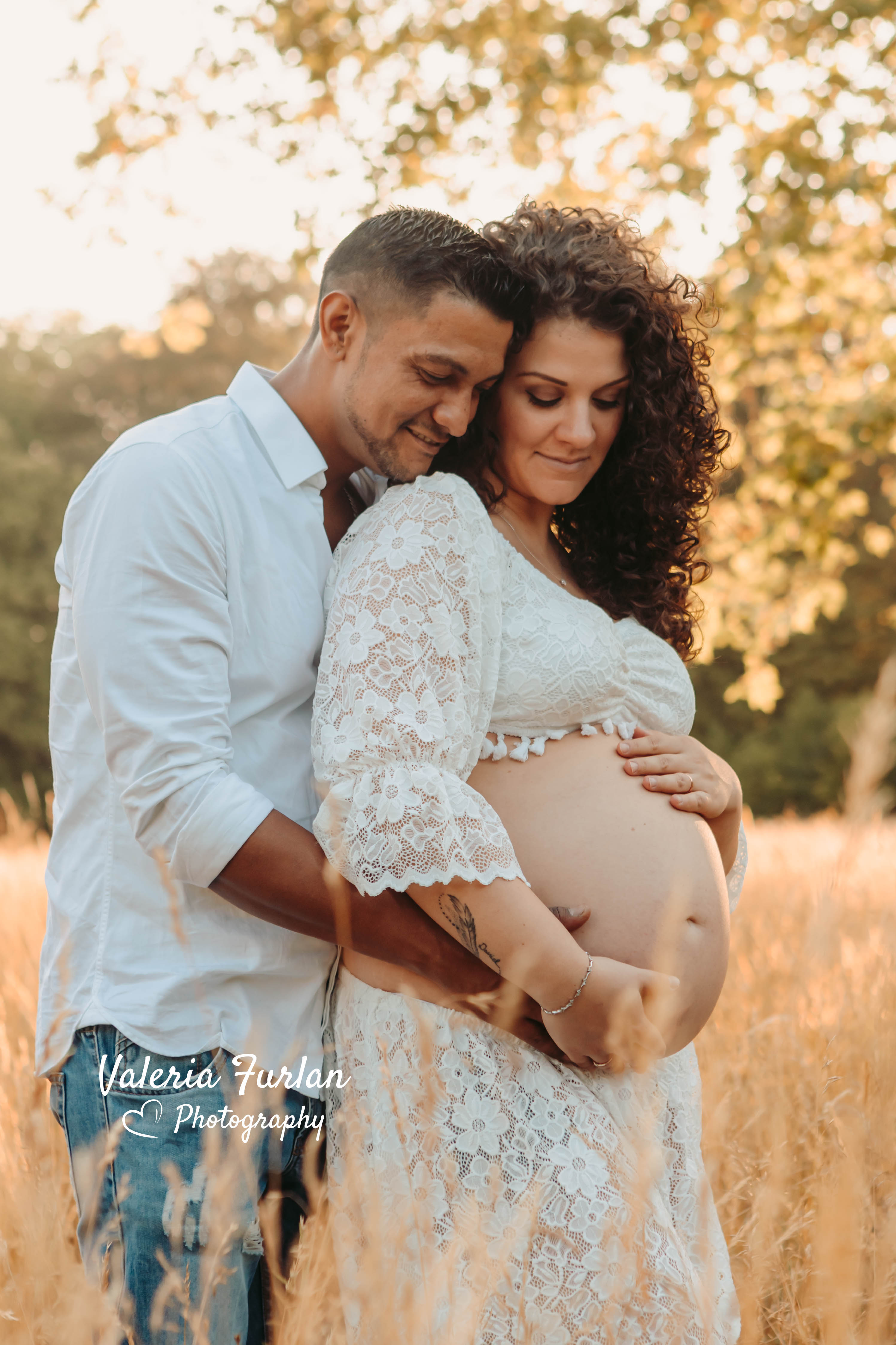 Séance photo de grossesse en couple en extérieur au coucher de soleil à Strasbourg