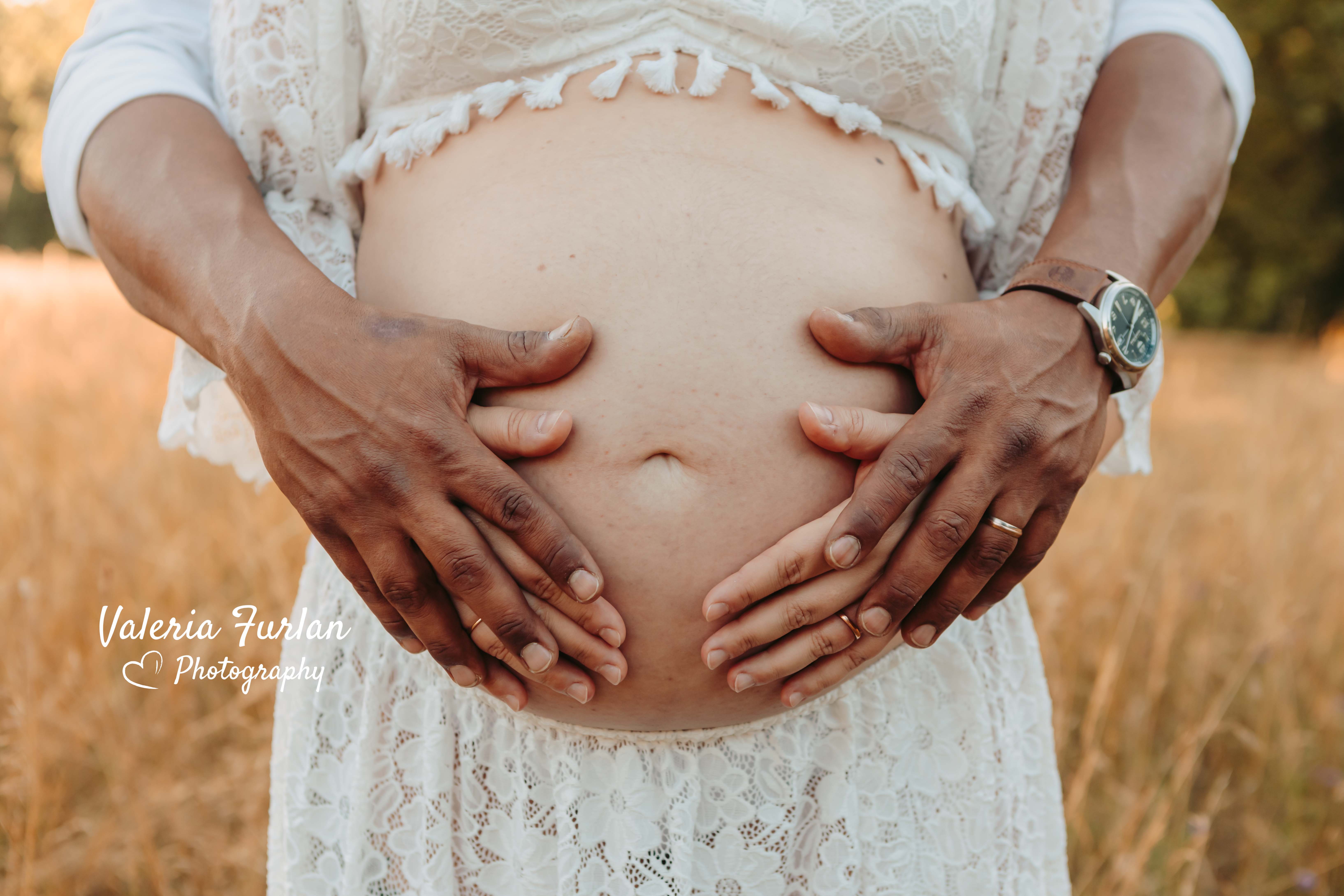 Séance photo de grossesse en couple en extérieur au coucher de soleil à Strasbourg