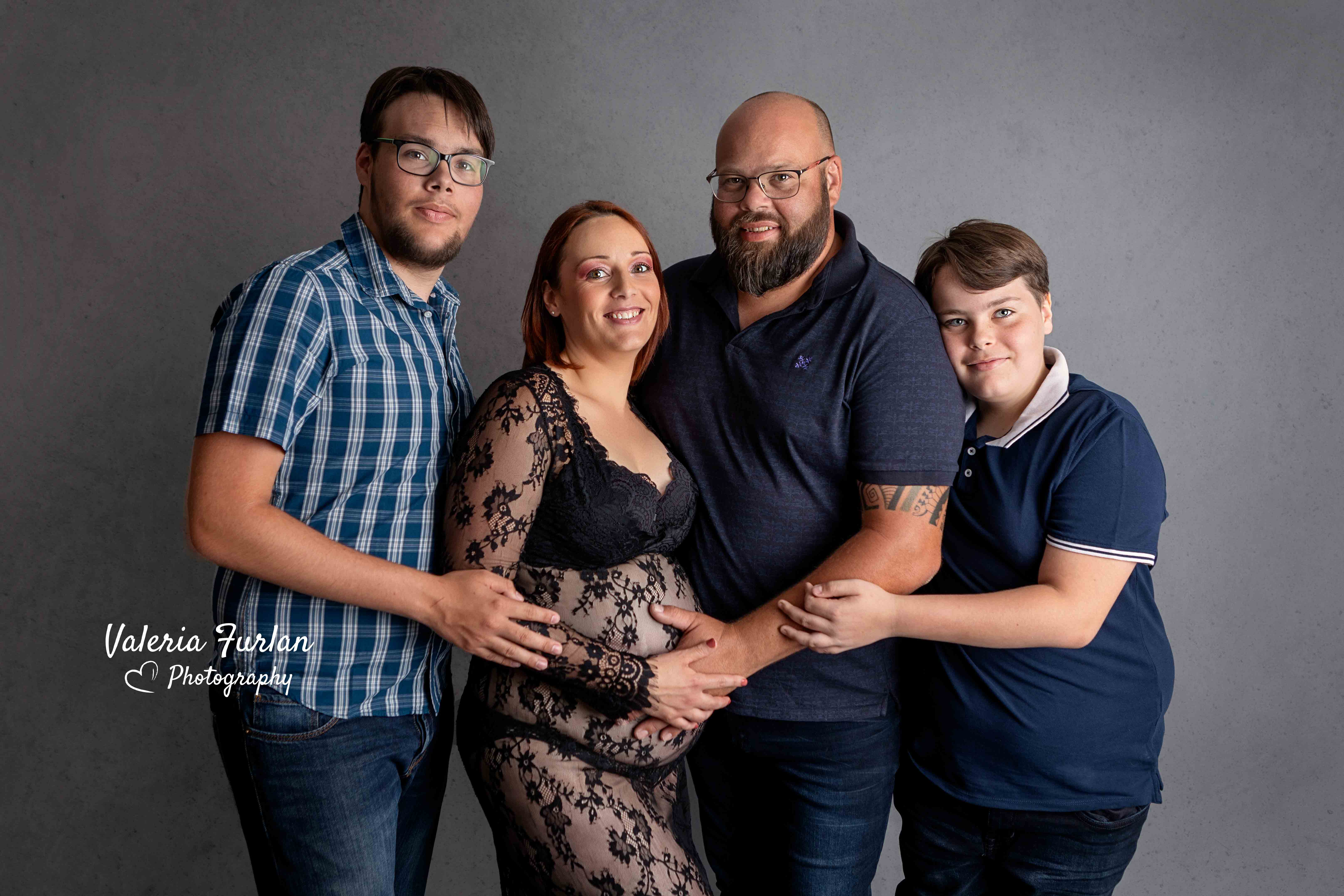 Séance photo de grossesse en famille en studio