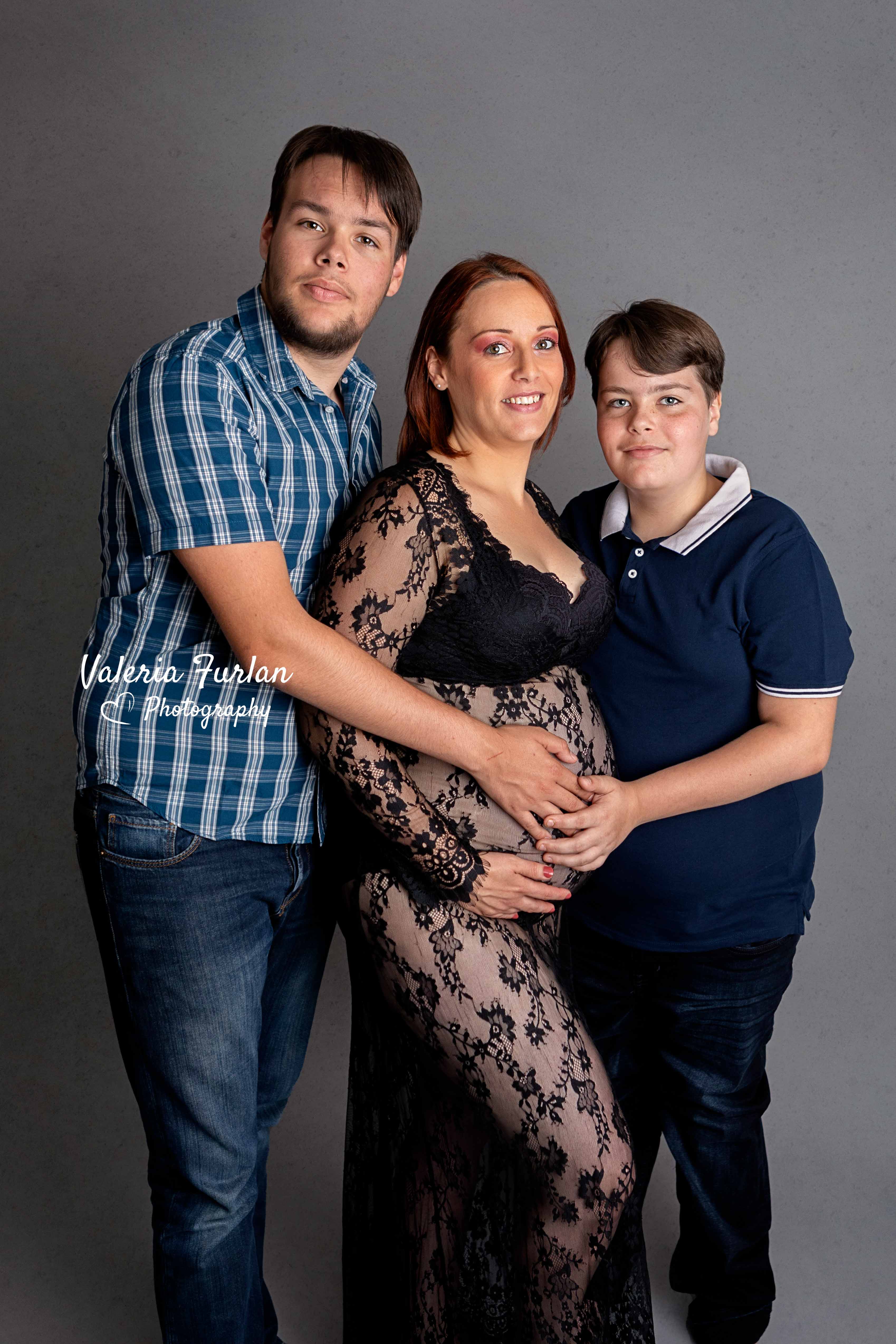 Séance photo de grossesse en studio en famille