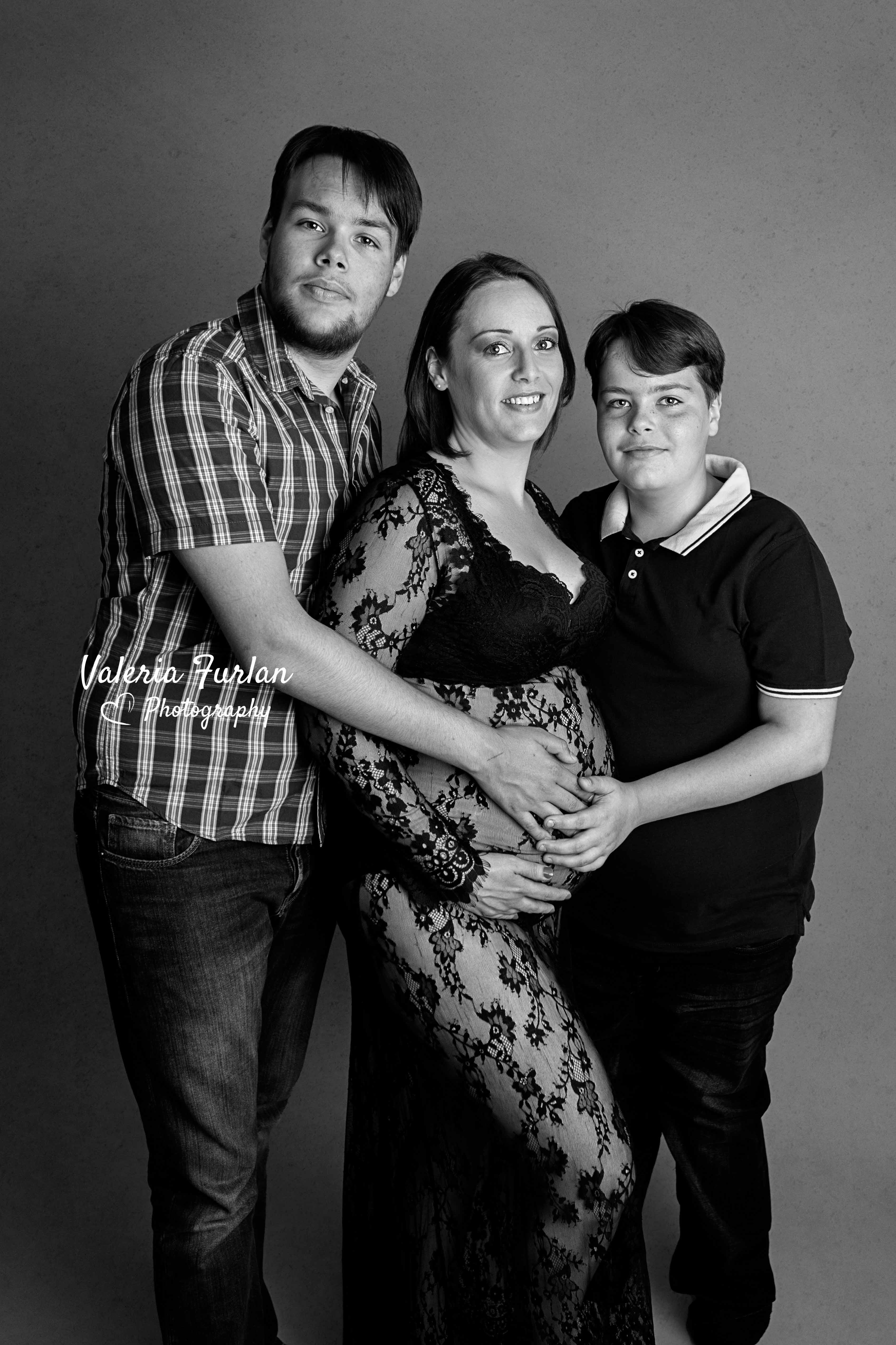 Séance photo de grossesse en studio en famille en noir et blanc