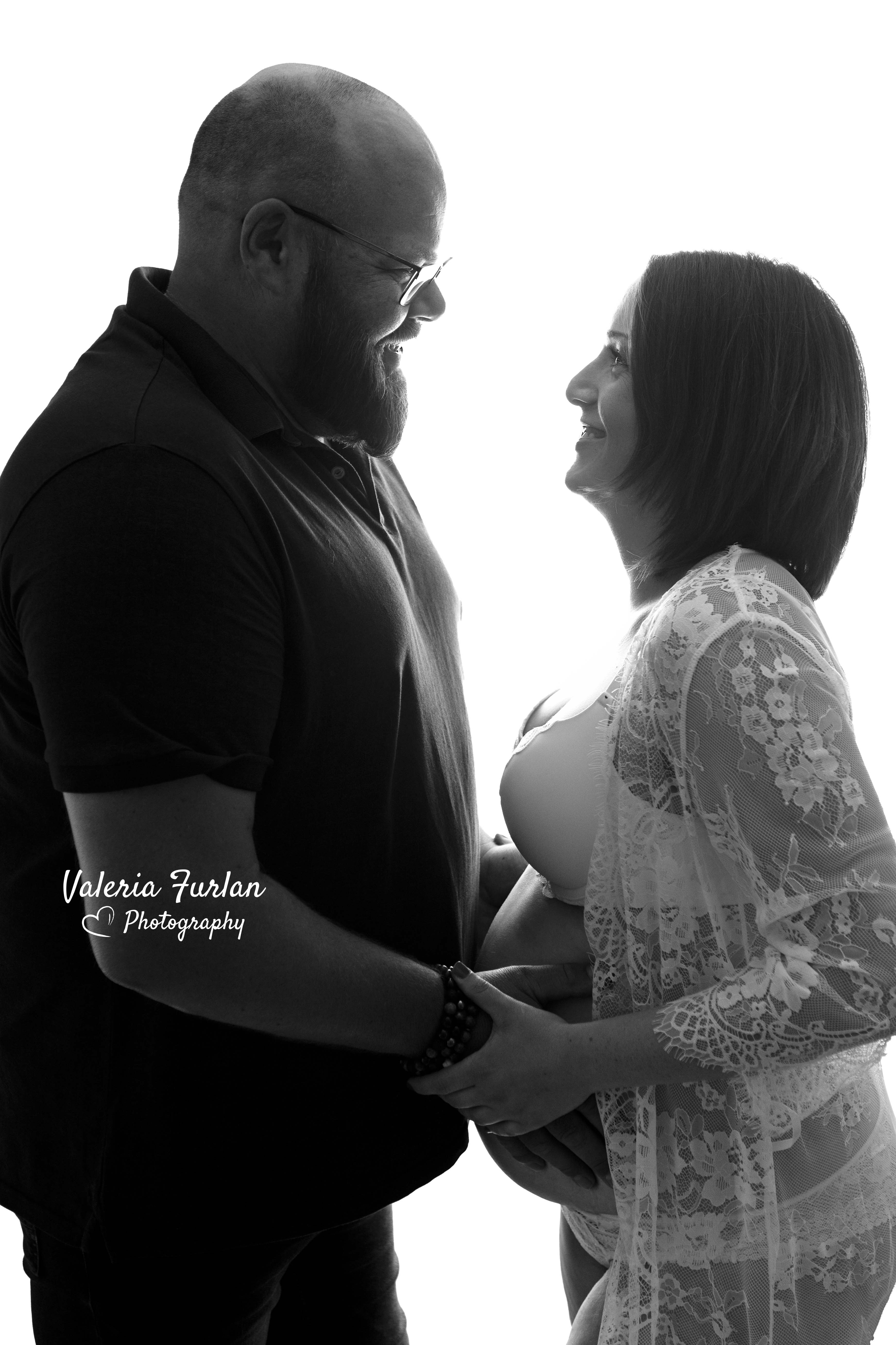 Séance photo de grossesse en studio en couple en noir et blanc